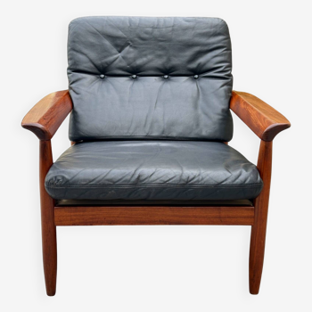 Fauteuil scandinave en cuir noir et teck - 1960