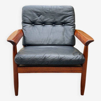 Scandinavian armchair in black leather and teak - 1960s