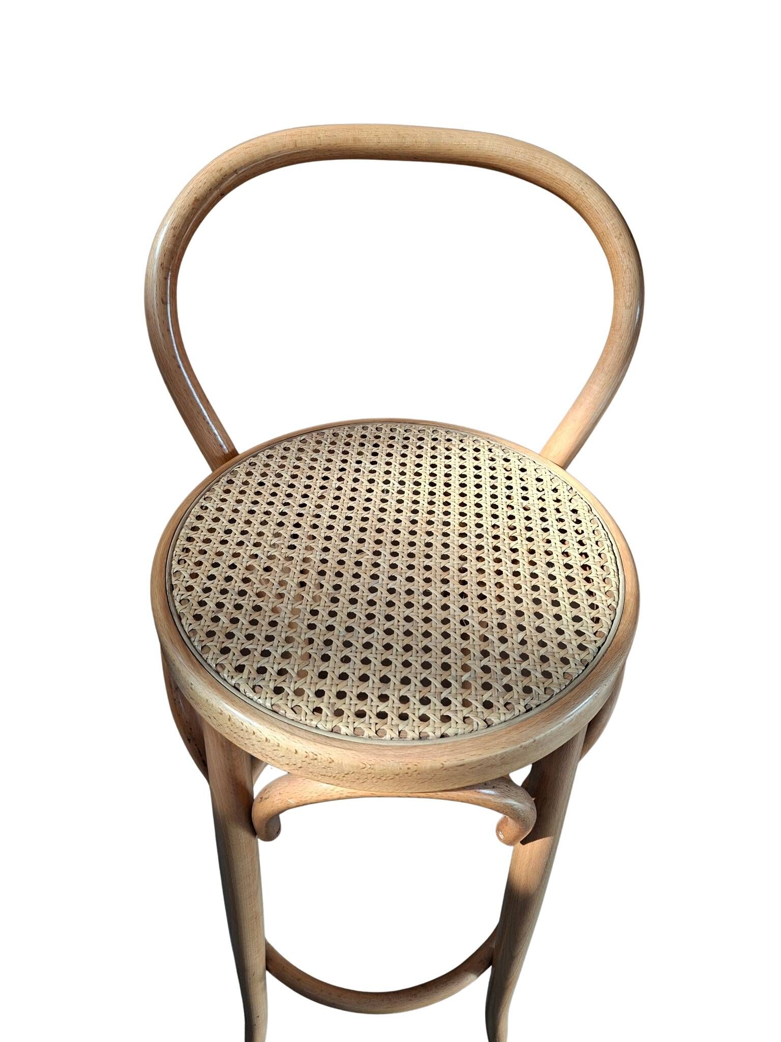 Ensemble de 5 tabourets style Thonet en bois courbé et paille de Vienne des années 70.