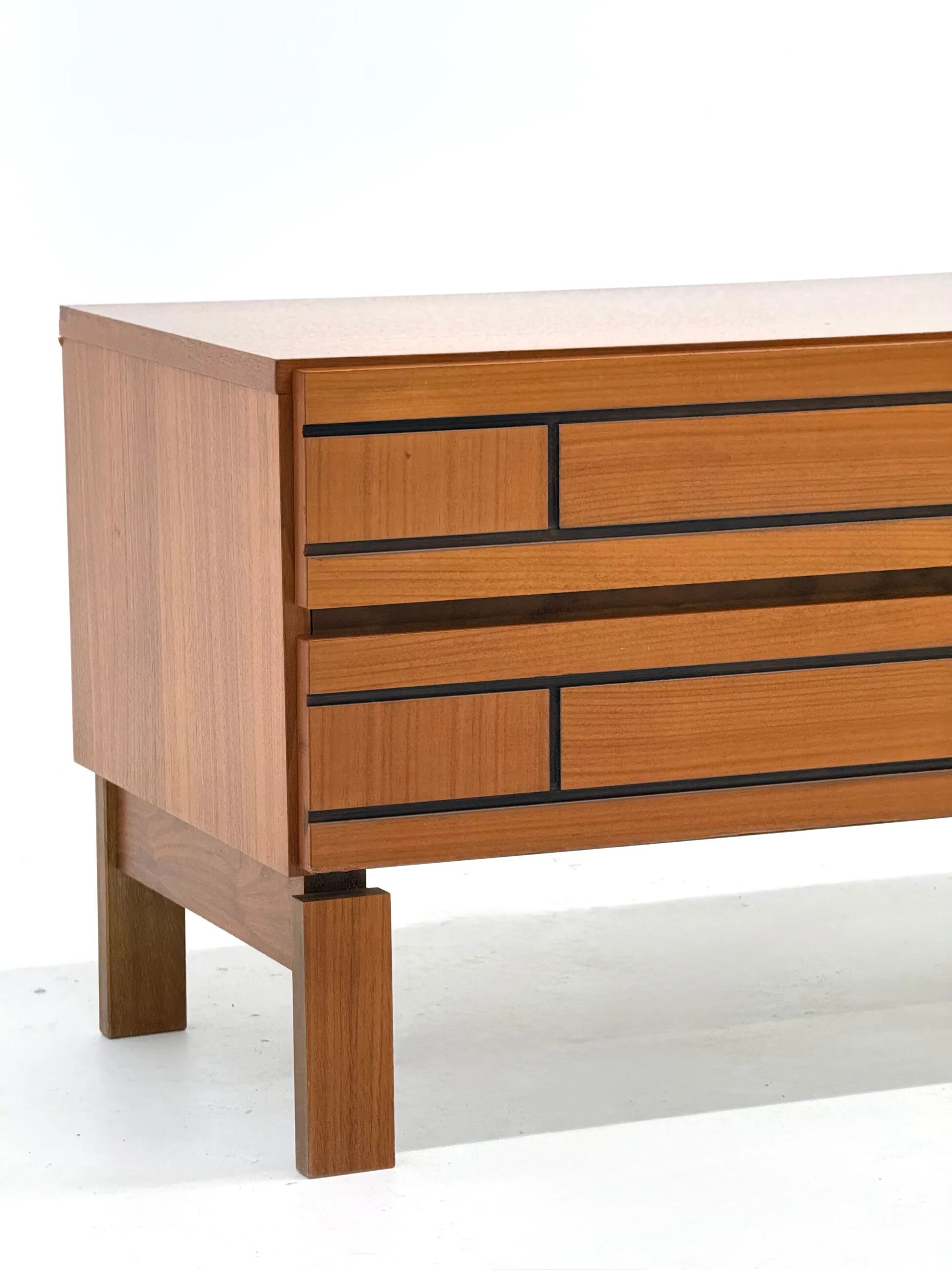 Buffet bas en bois italien avec des lignes noires graphiques.