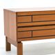 Buffet bas en bois italien avec des lignes noires graphiques.