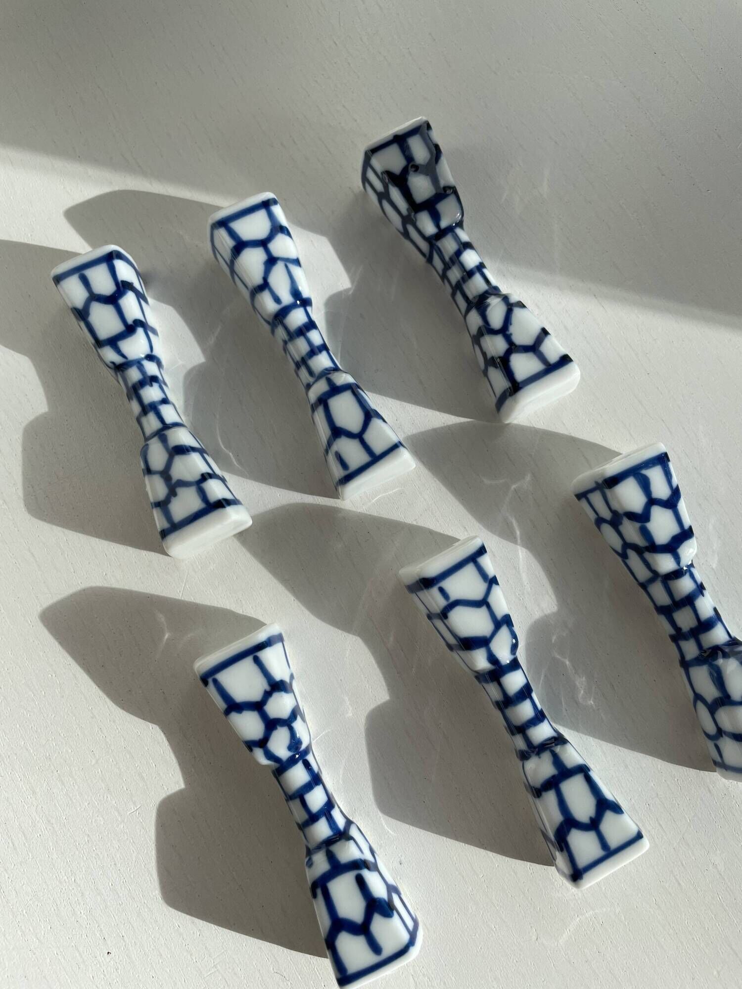Lot de 6 porte-couteaux ou baguettes en porcelaine bleue