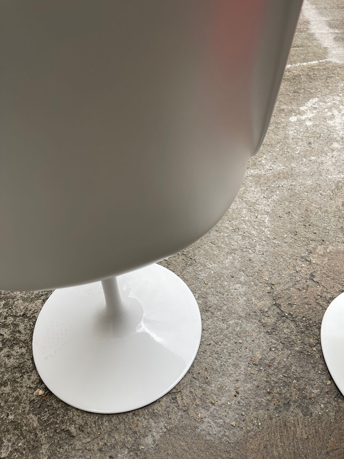 Pair of TULIP Eero Saarinen knoll international chairs