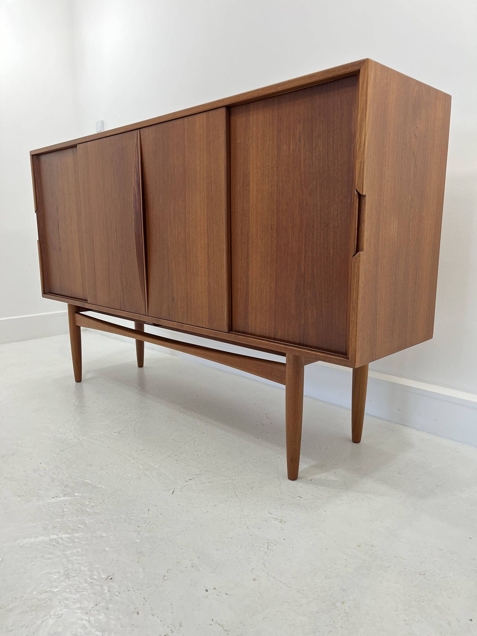 Buffet en teck avec portes coulissantes, 1965