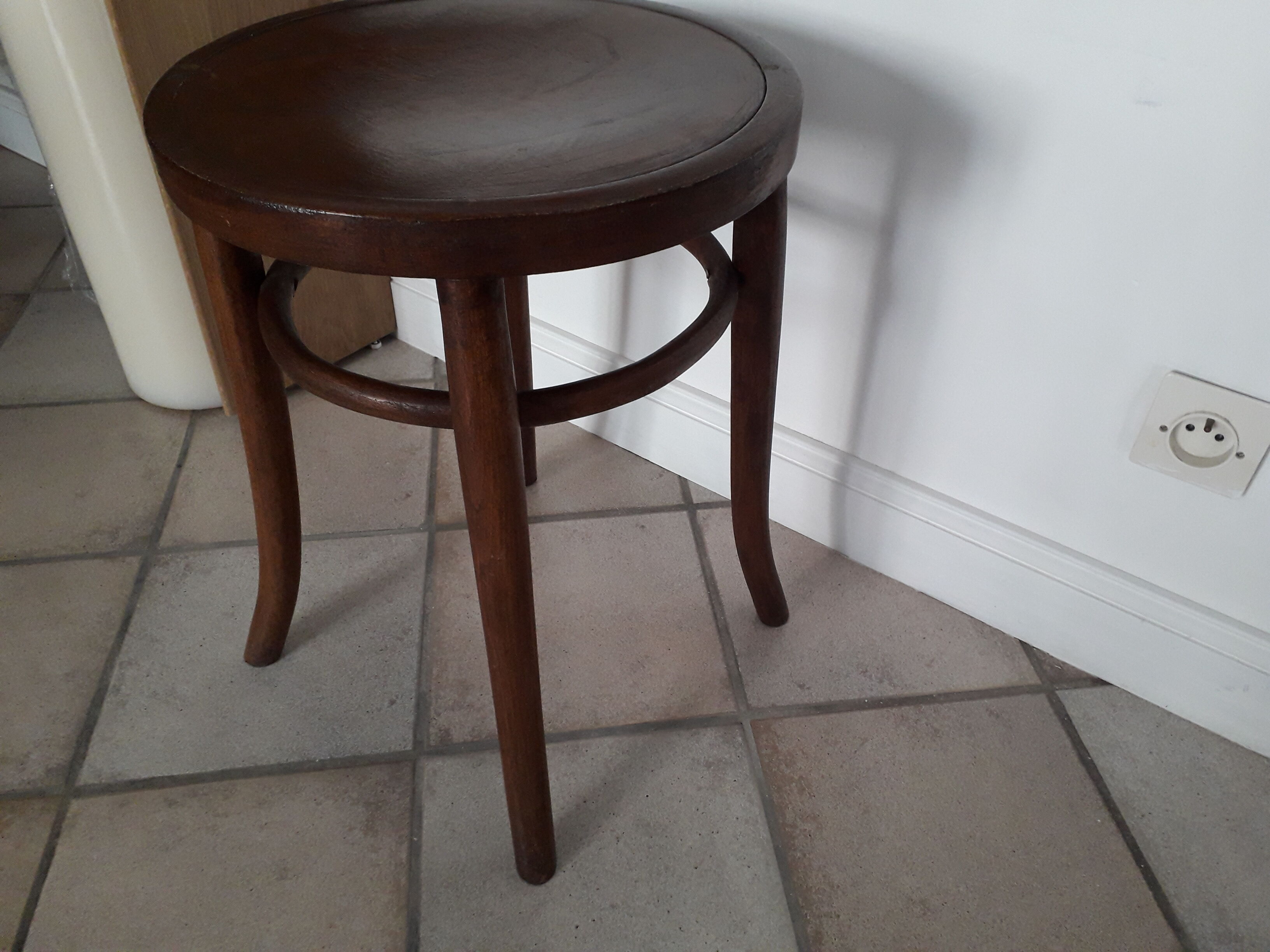Curved wooden stool Luterma