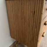 Commode 3 tiroirs en rotin / bambou attribuée à adrien audoux et frida minnet. Circa 1950