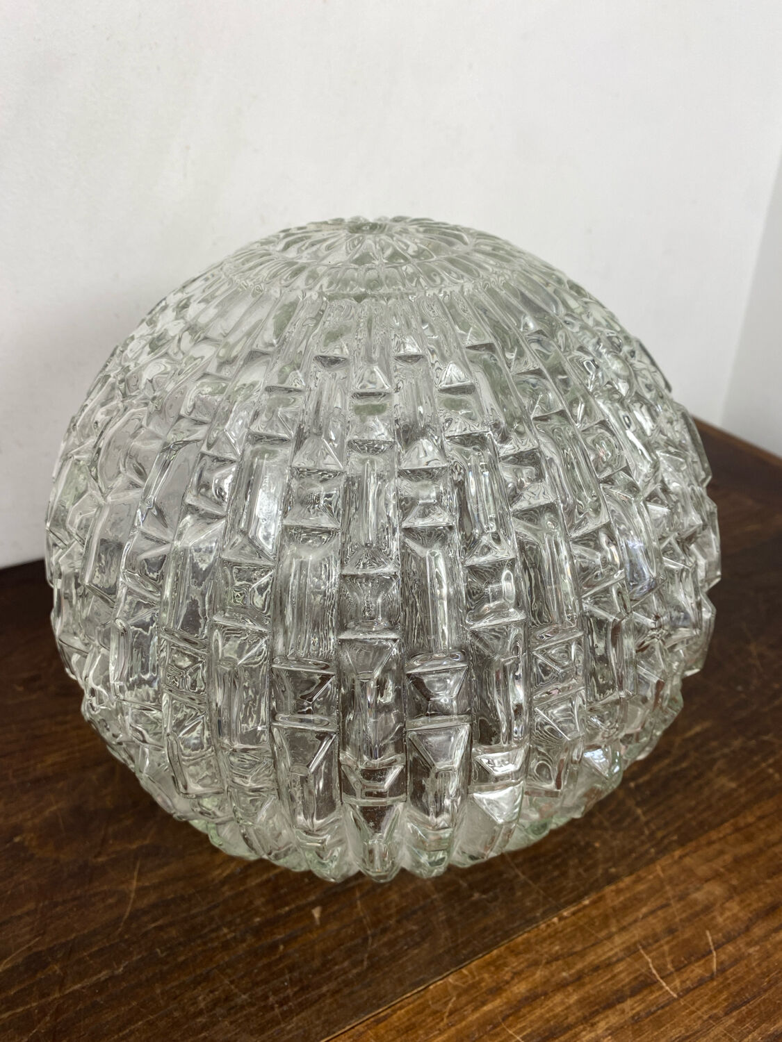 Globe en verre à décors géométriques
