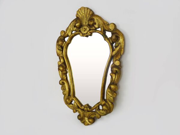 Ancien miroir mural en bois et stuc doré à décor de coquillage, miroir à fronton style Louis XV