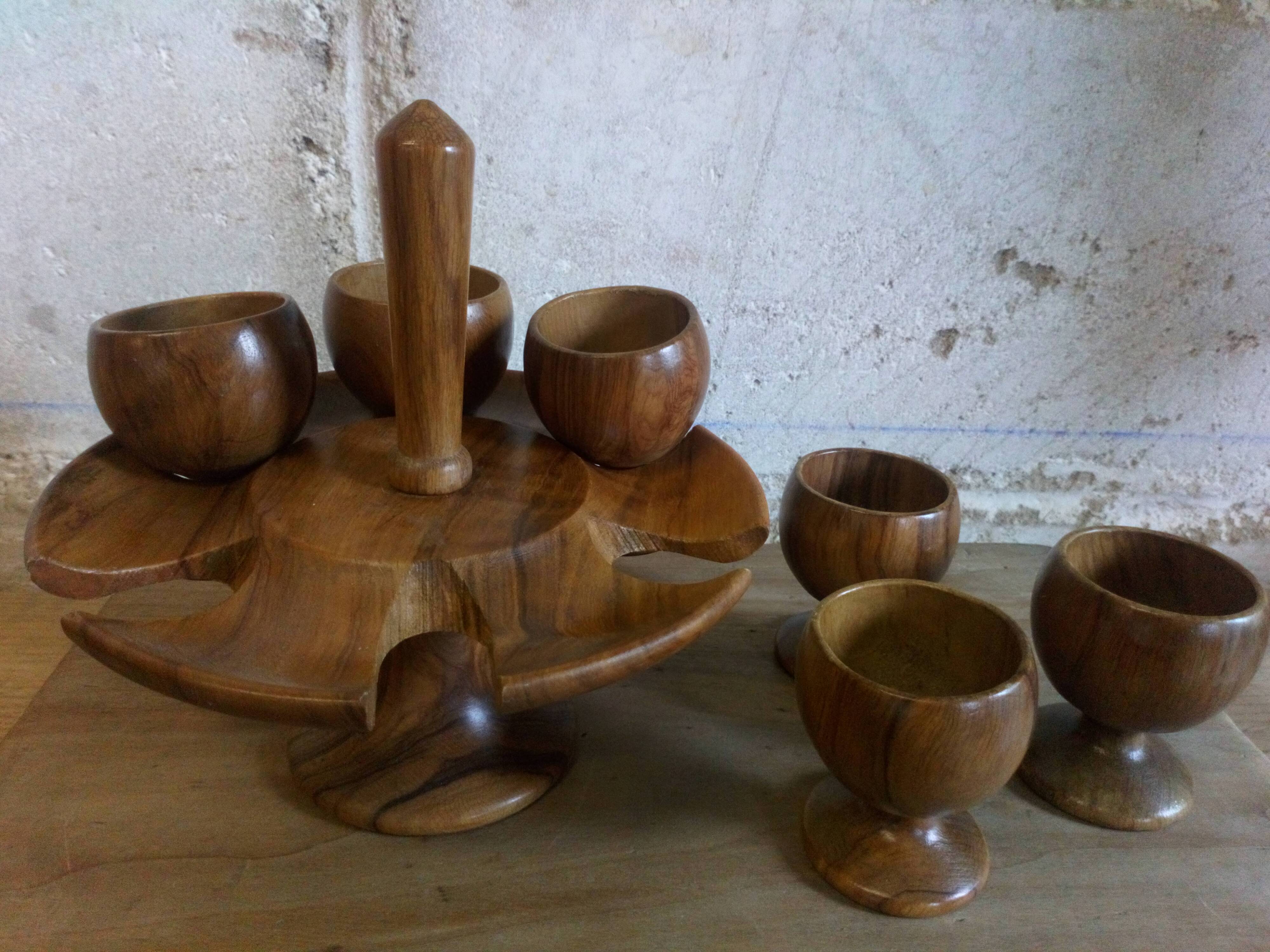 Six coquetiers en bois tourné sur leur presentoir