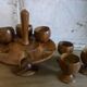 Six coquetiers en bois tourné sur leur presentoir