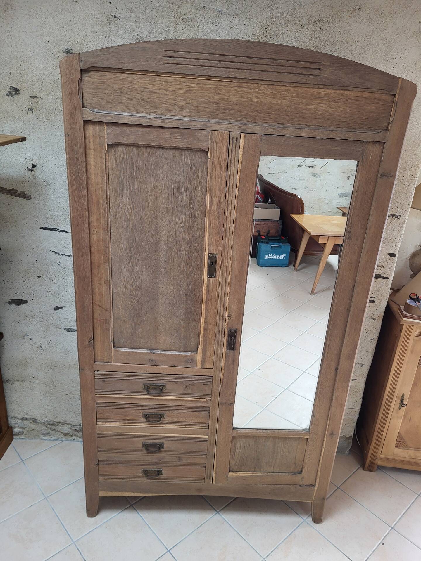 Armoire parisienne