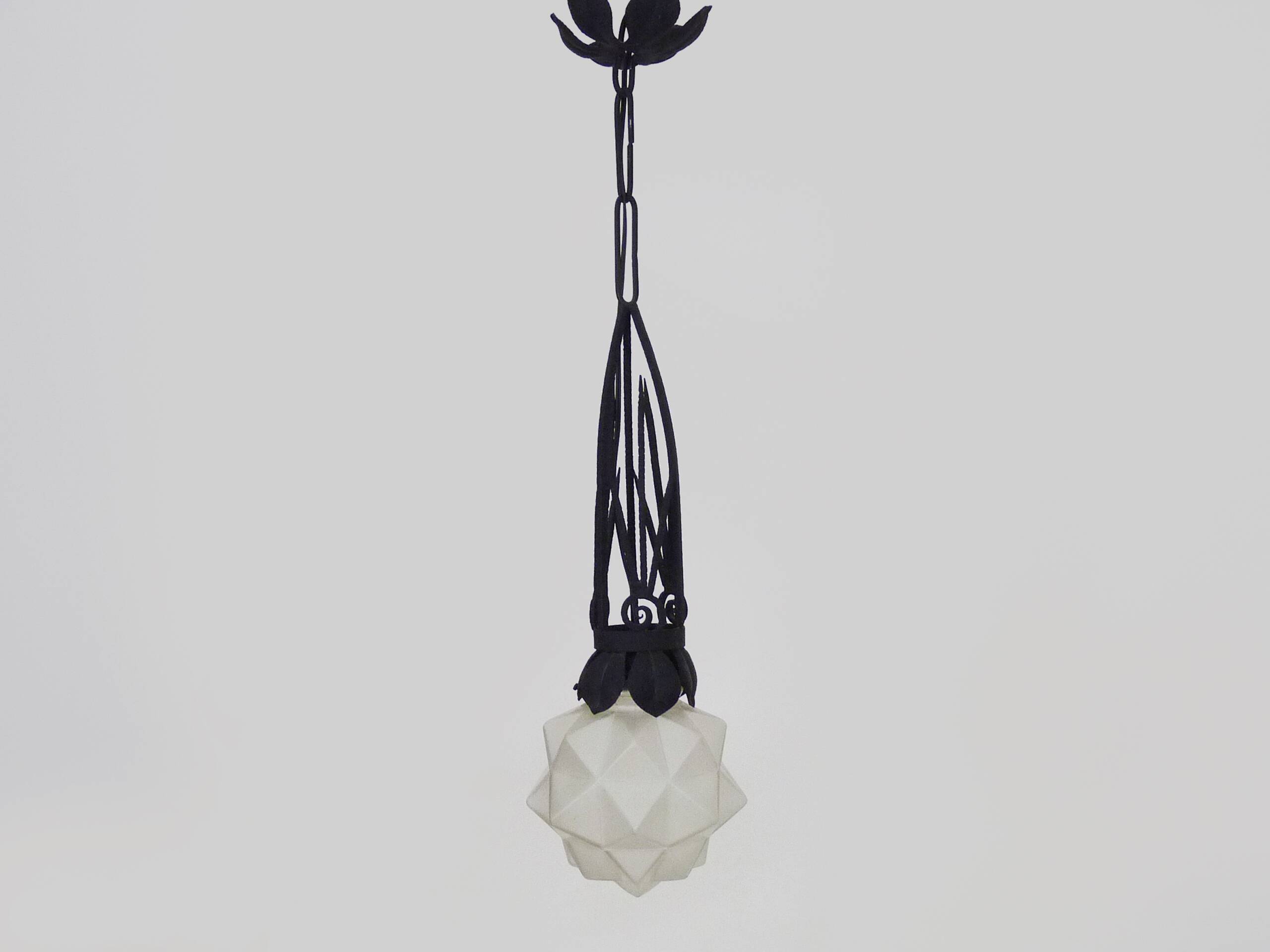 Chandelier, Art Deco suspension in wrought iron and star globe in glass paste.