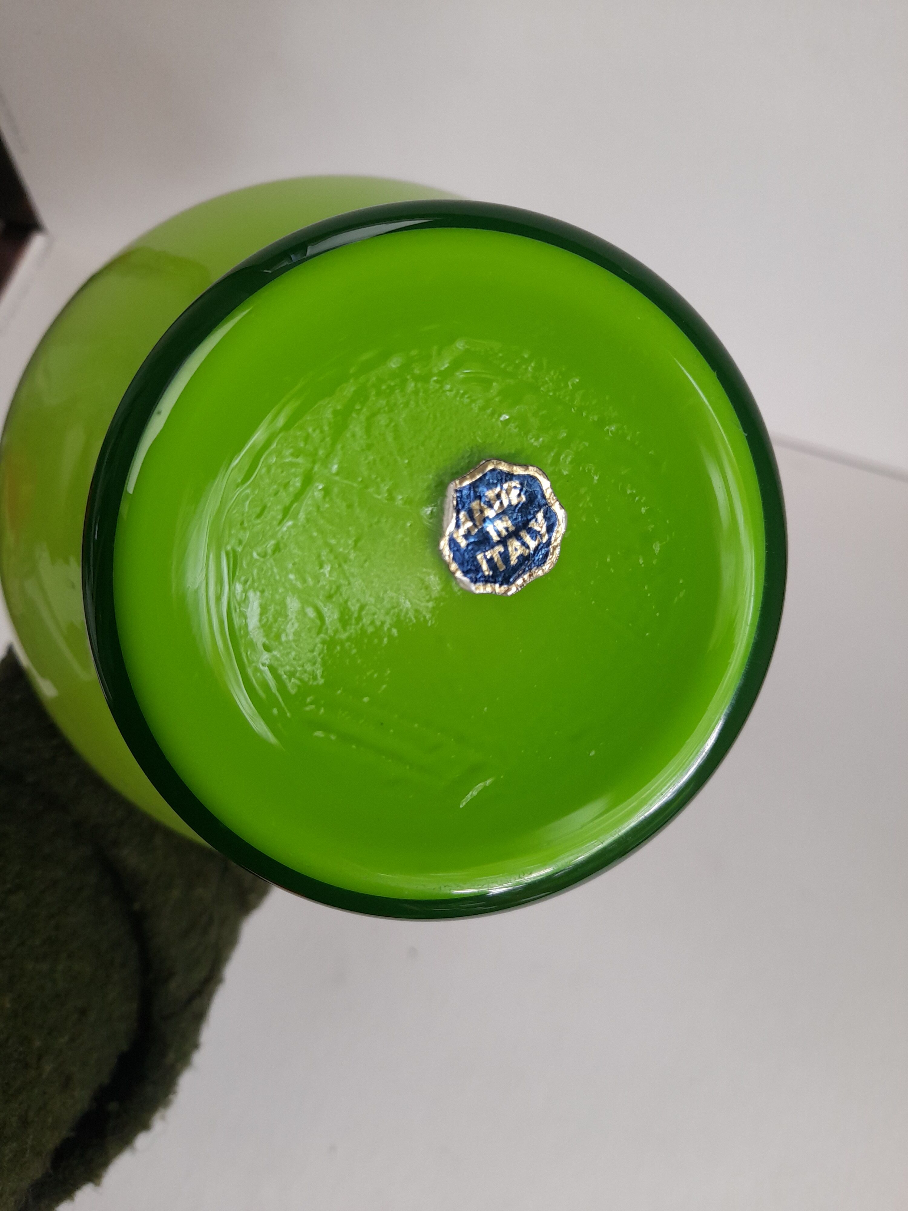 Vase vert à anses bleues en opaline italienne