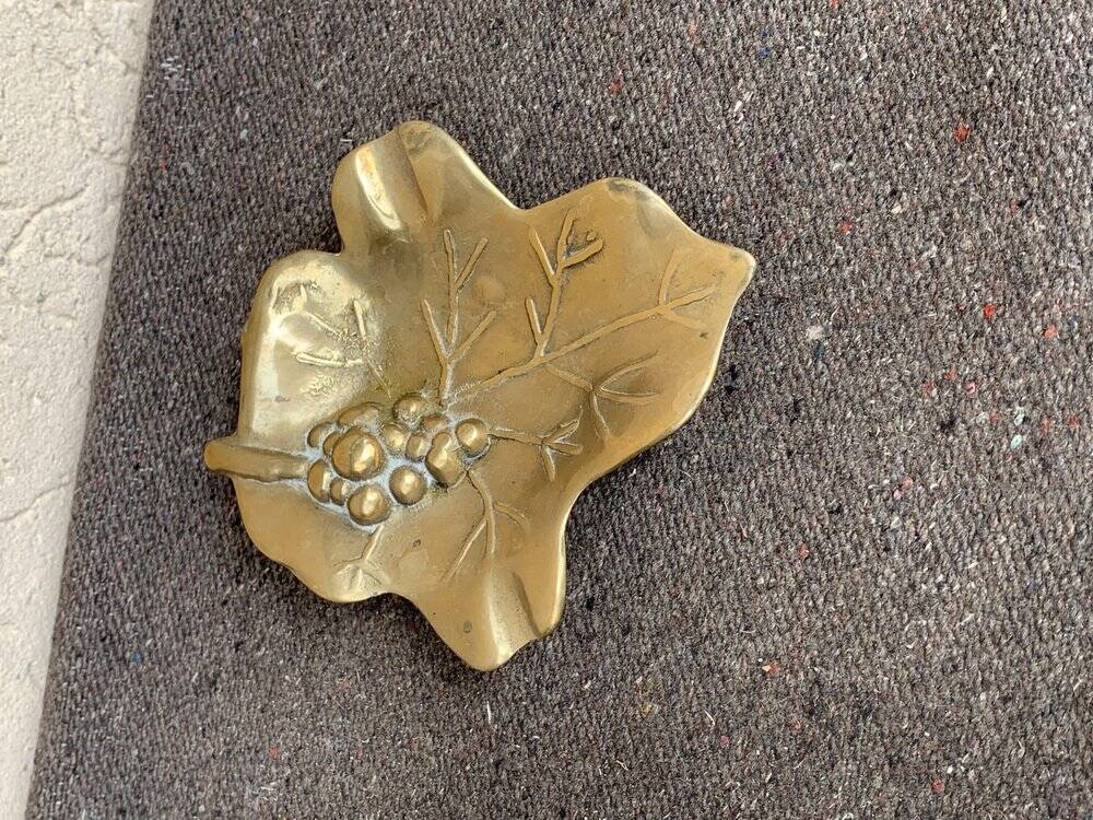 Golden brass bowl in the shape of a vintage leaf from the 1960s, organic design.