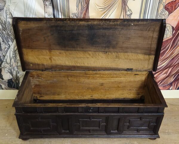 Coffre ancien en chêne sculpté époque Louis XIII - Louis XIV