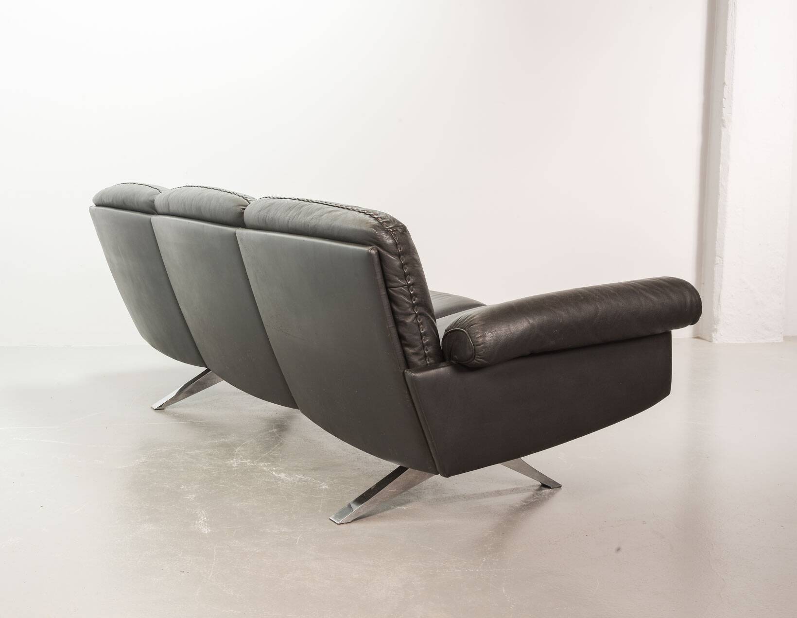 De Sede Black Leather Strap Stitched Three-Seat Sofa DS31. Switzerland, 60s