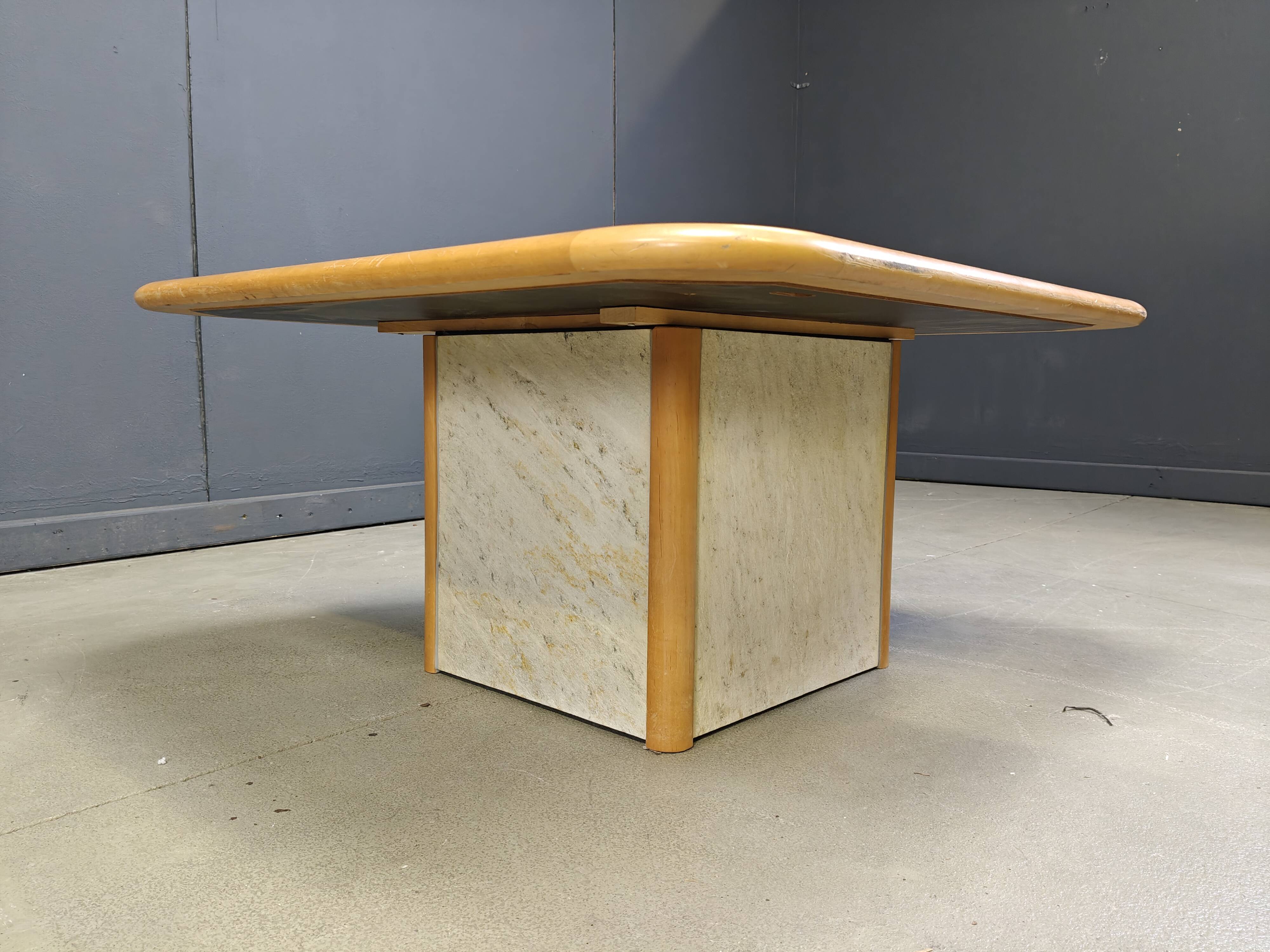 Table basse triangulaire attribuée à Paul Kingma, années 1980