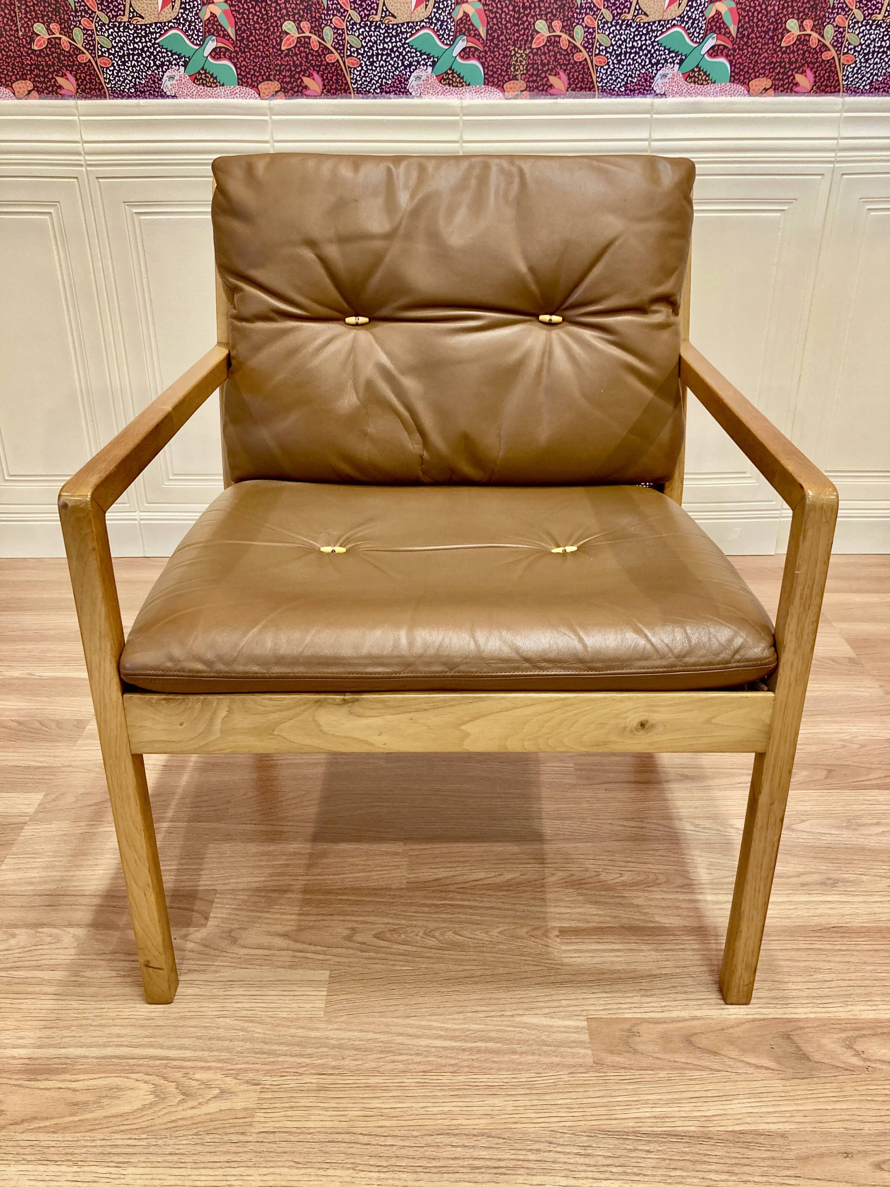 Fauteuil cuir design scandinave "Bernt Petersen" 1960.