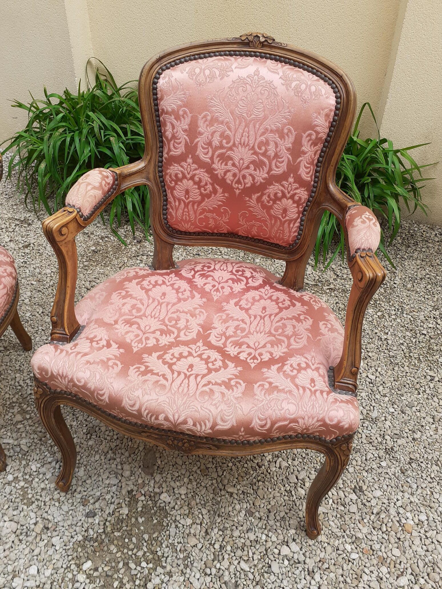 Paire de fauteuils cabriolet de style Louis XV