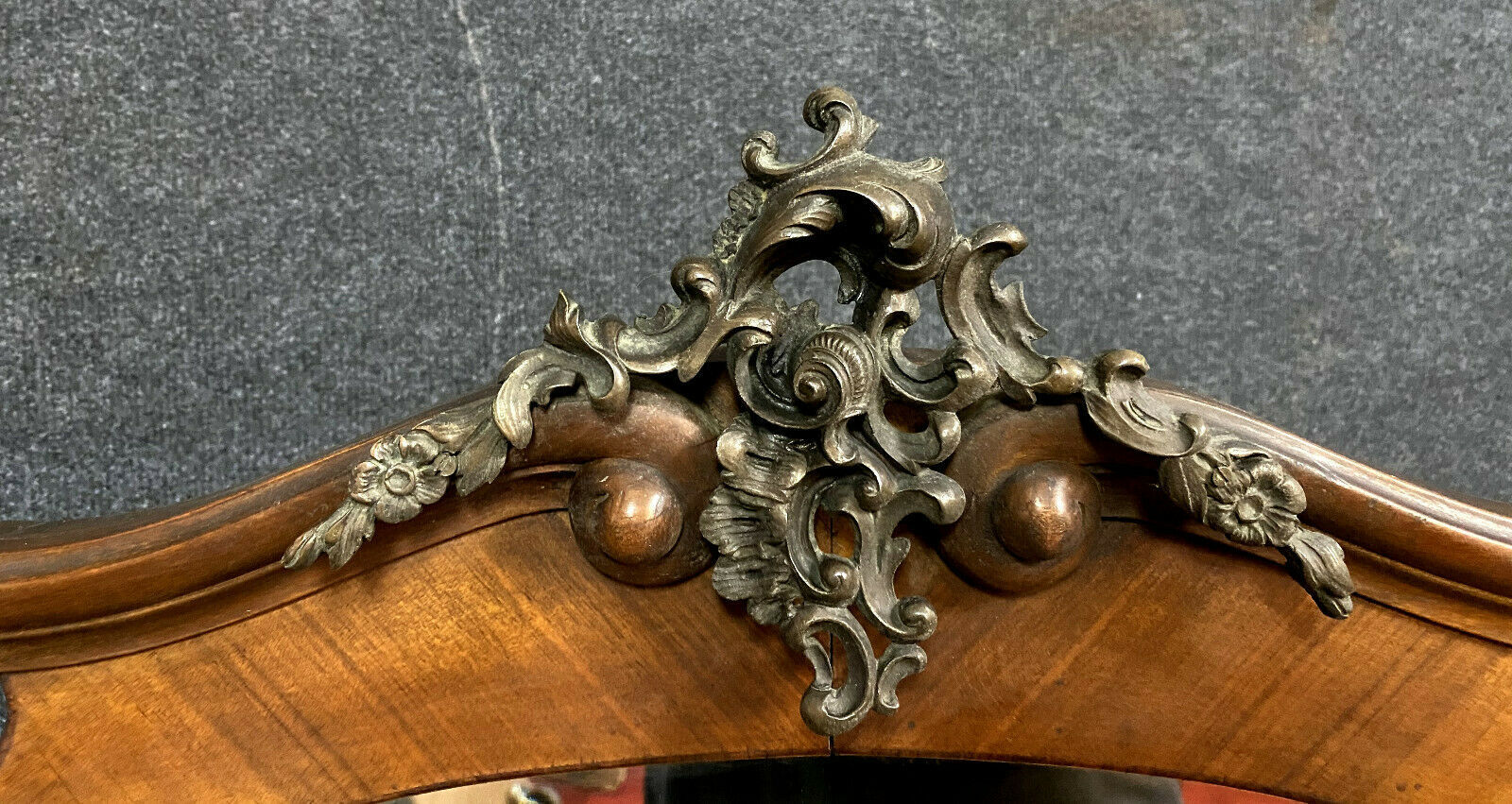 Louis XV toilet table curved in precious wood marquèterie