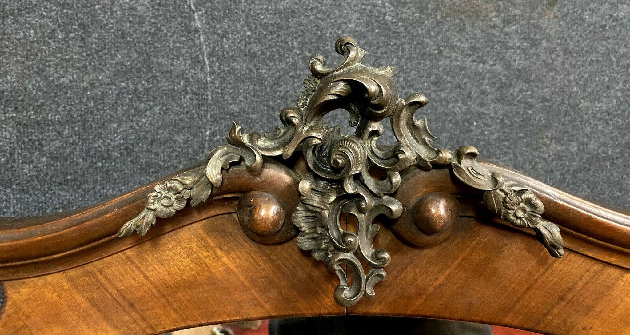 Louis XV toilet table curved in precious wood marquèterie