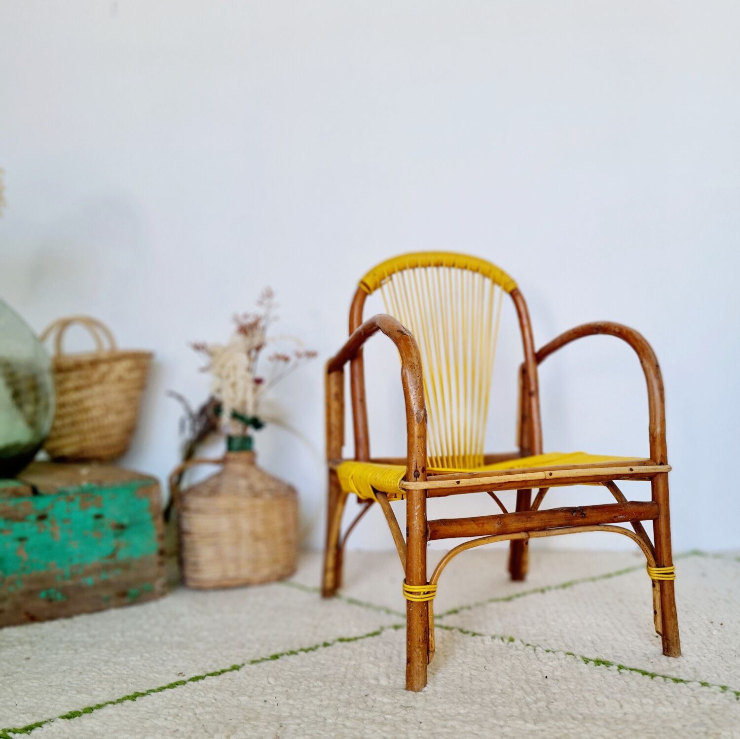 Children's chair wood and yellow scoubidou