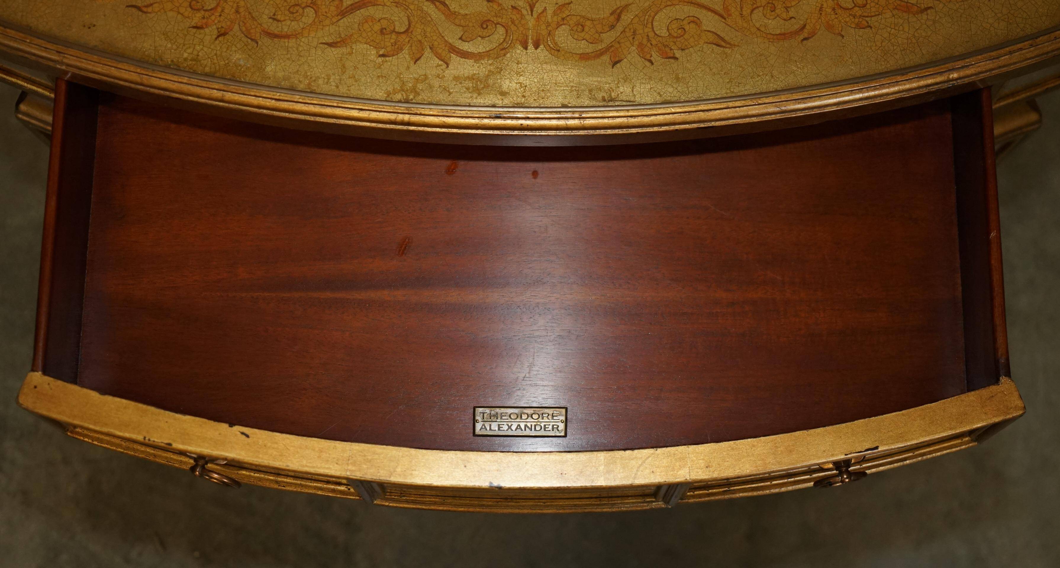 Console demi-lune Eglomise Theodore Alexander finition dorée