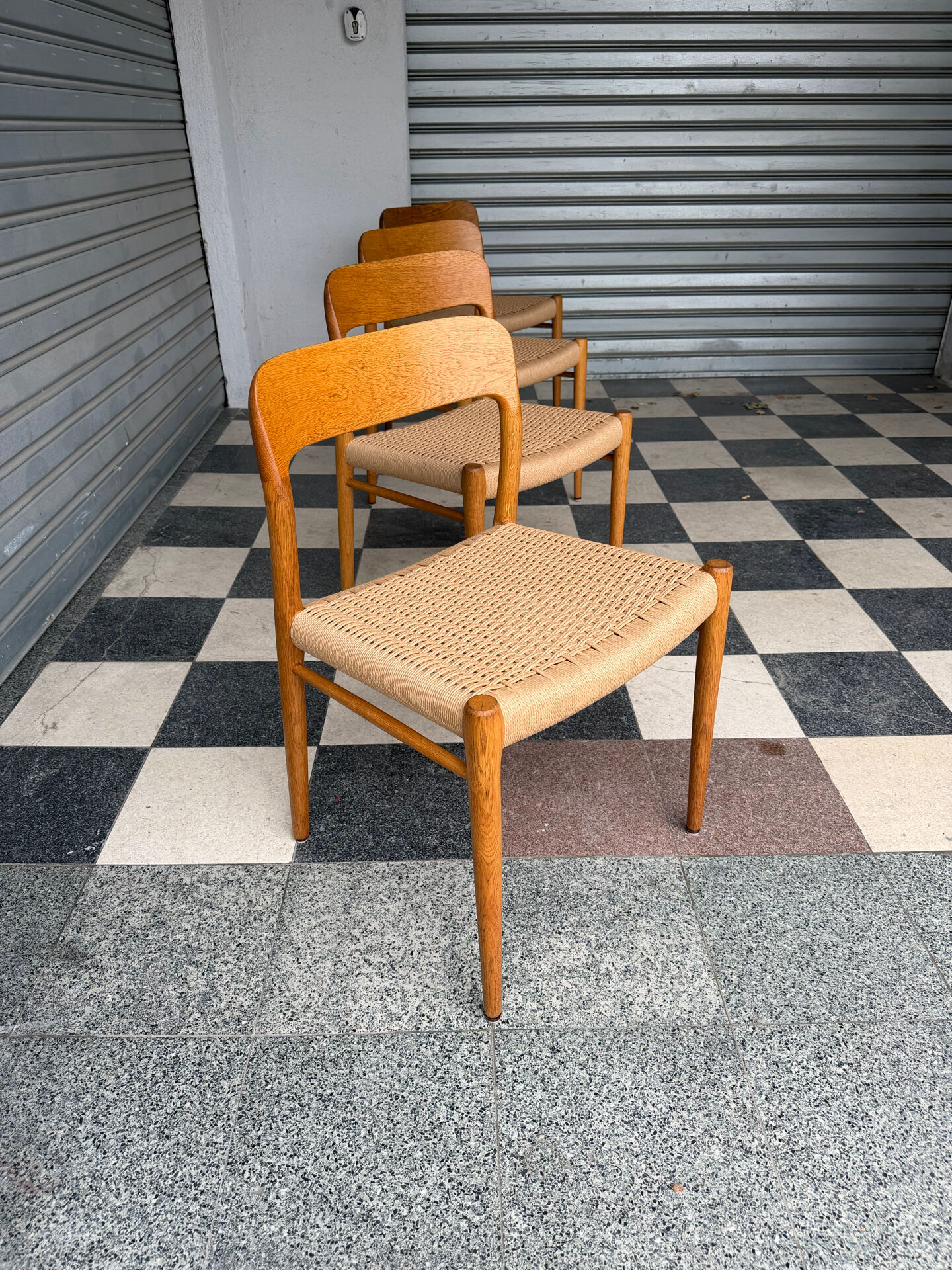 Set of 4 Møller 75 chairs in oak