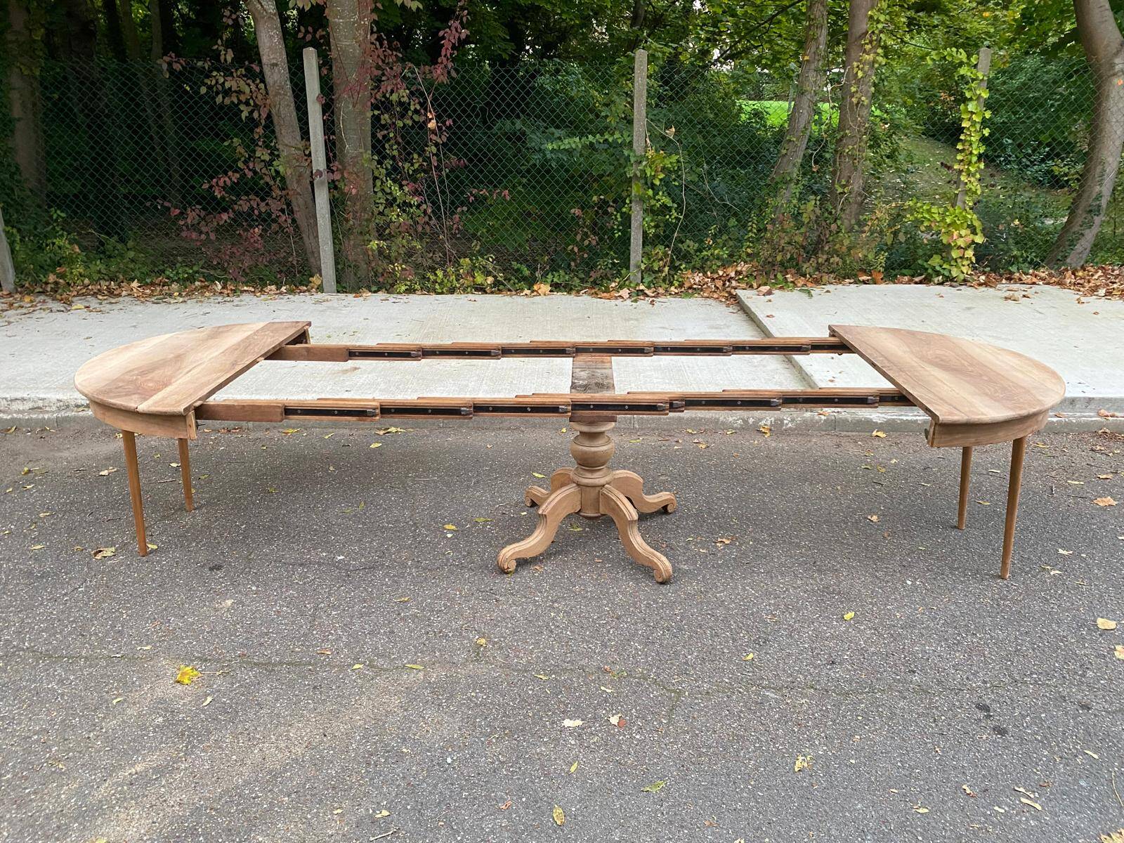 Table à manger ronde pied central extensible en chêne massif du 18ème 210