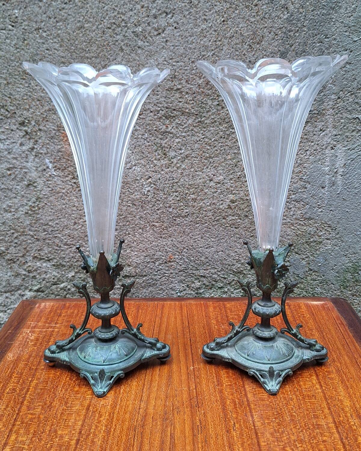 Pair of cornucopia vases in bronze and crystal, 19th century.