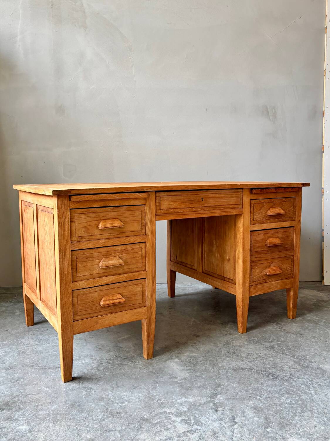 Bureau ancien en chêne massif brut, aérogommé et ciré