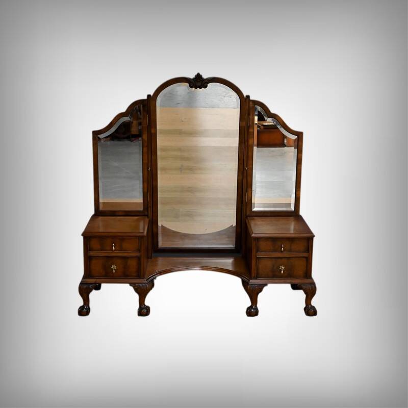 Walnut dressing table, Chippendale style, England – 1930