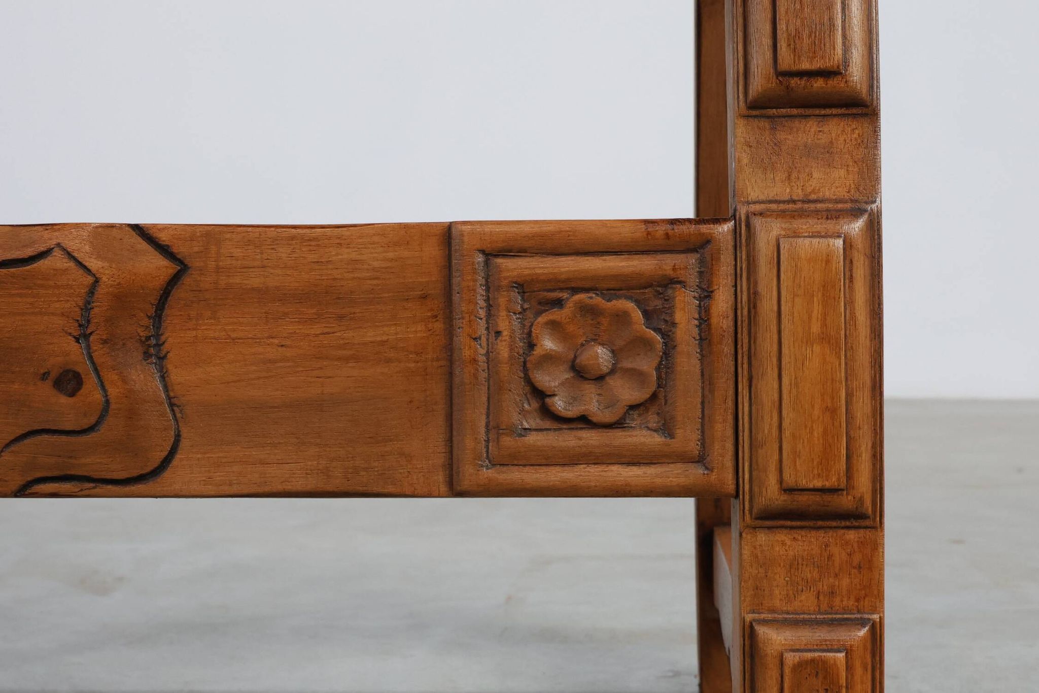 Chaise latérale ibérique en chêne sculpté rustique, Espagne vers 1900