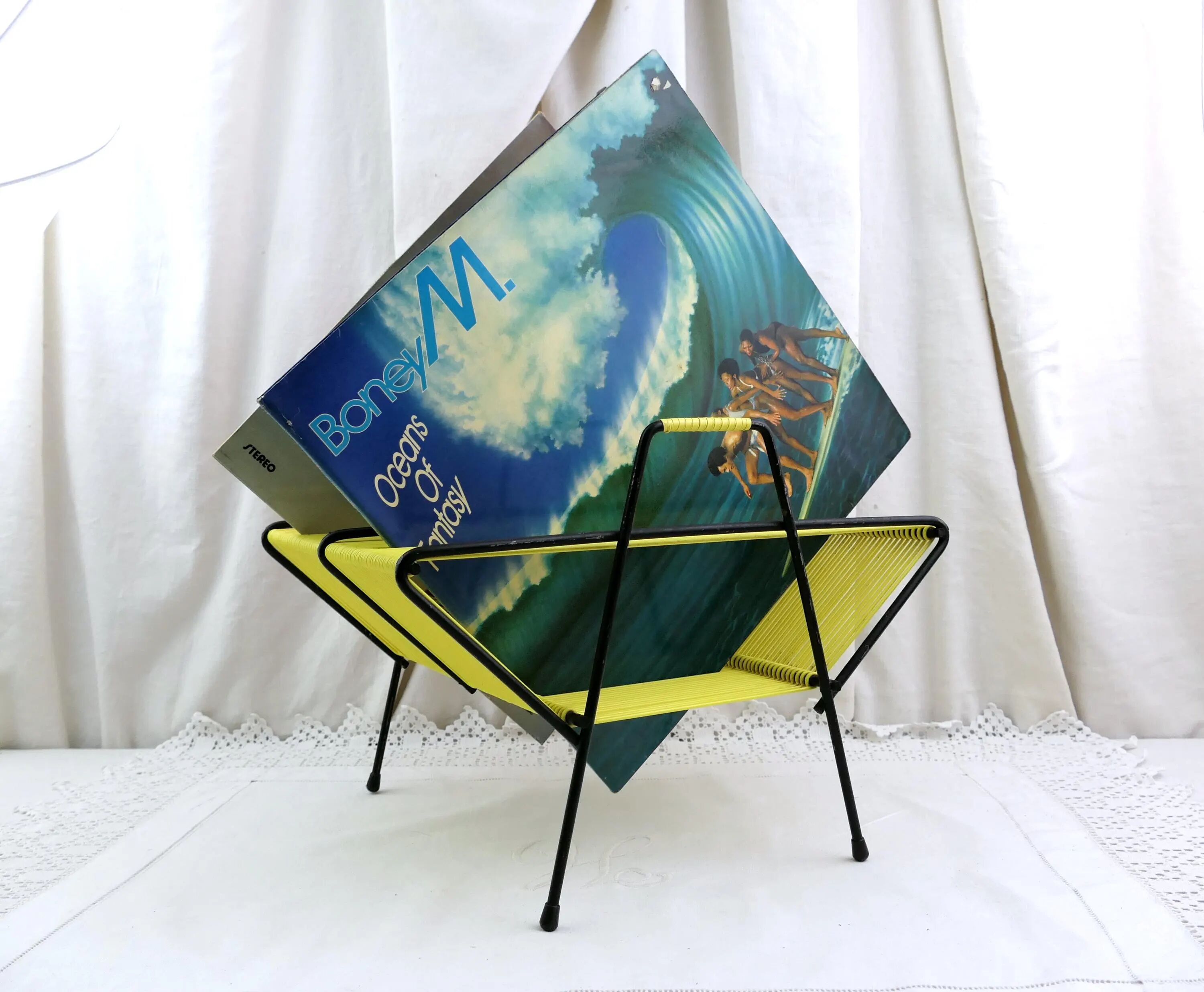 Porte-disques portable vintage, style français moderne du milieu du siècle, avec cordon en vinyle jaune vif, accessoire hi-fi rétro MCM pour le rangement, centre musical