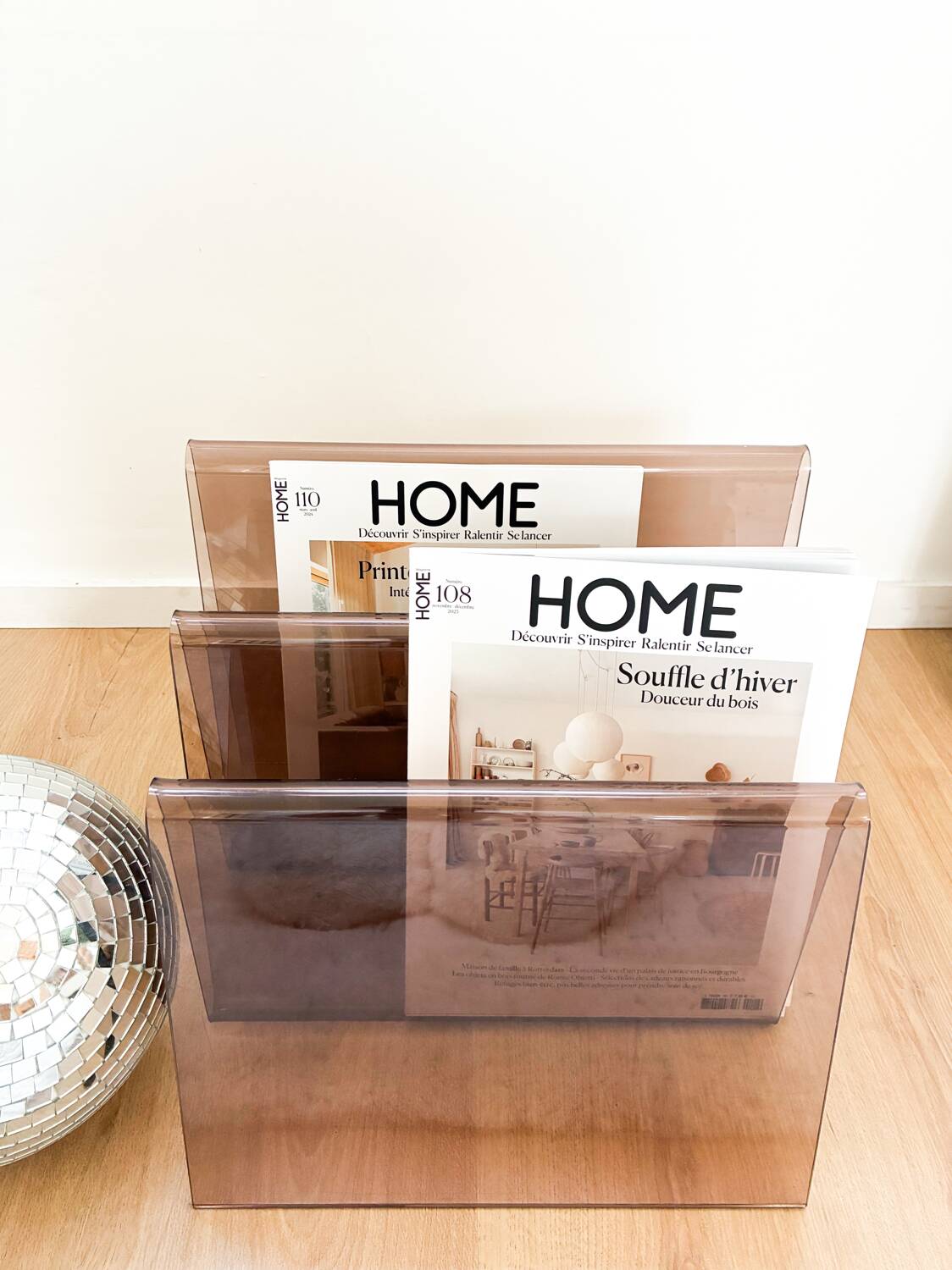 Acrylic magazine rack