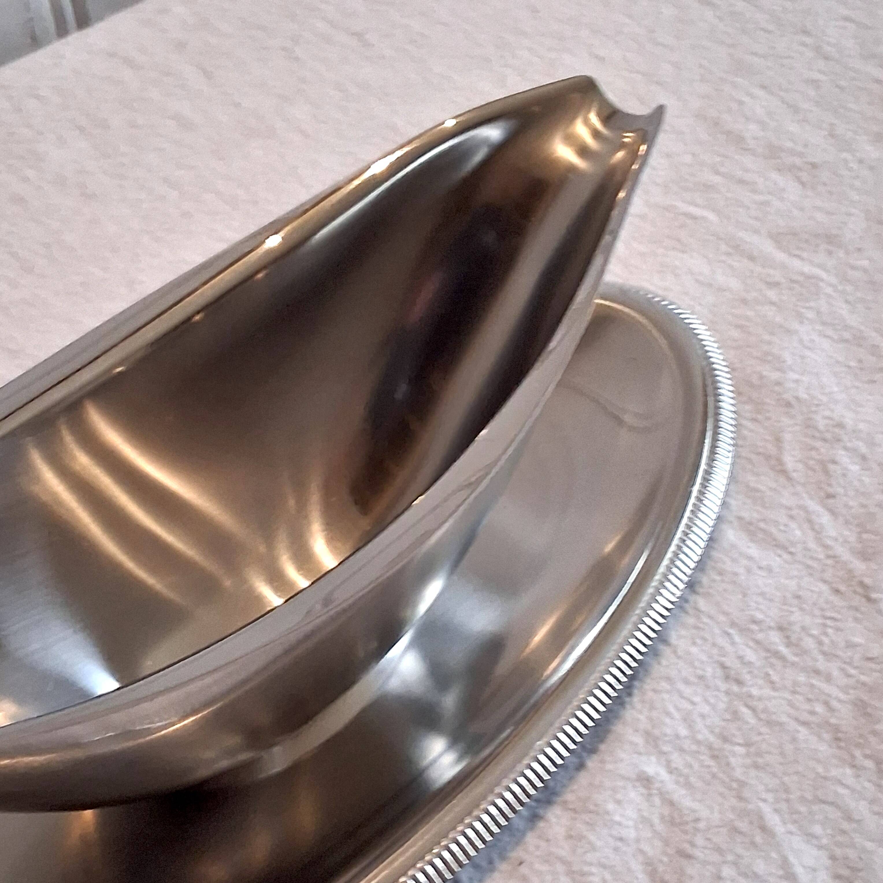 Very beautiful sauce boat from Létang Remi in very good condition.