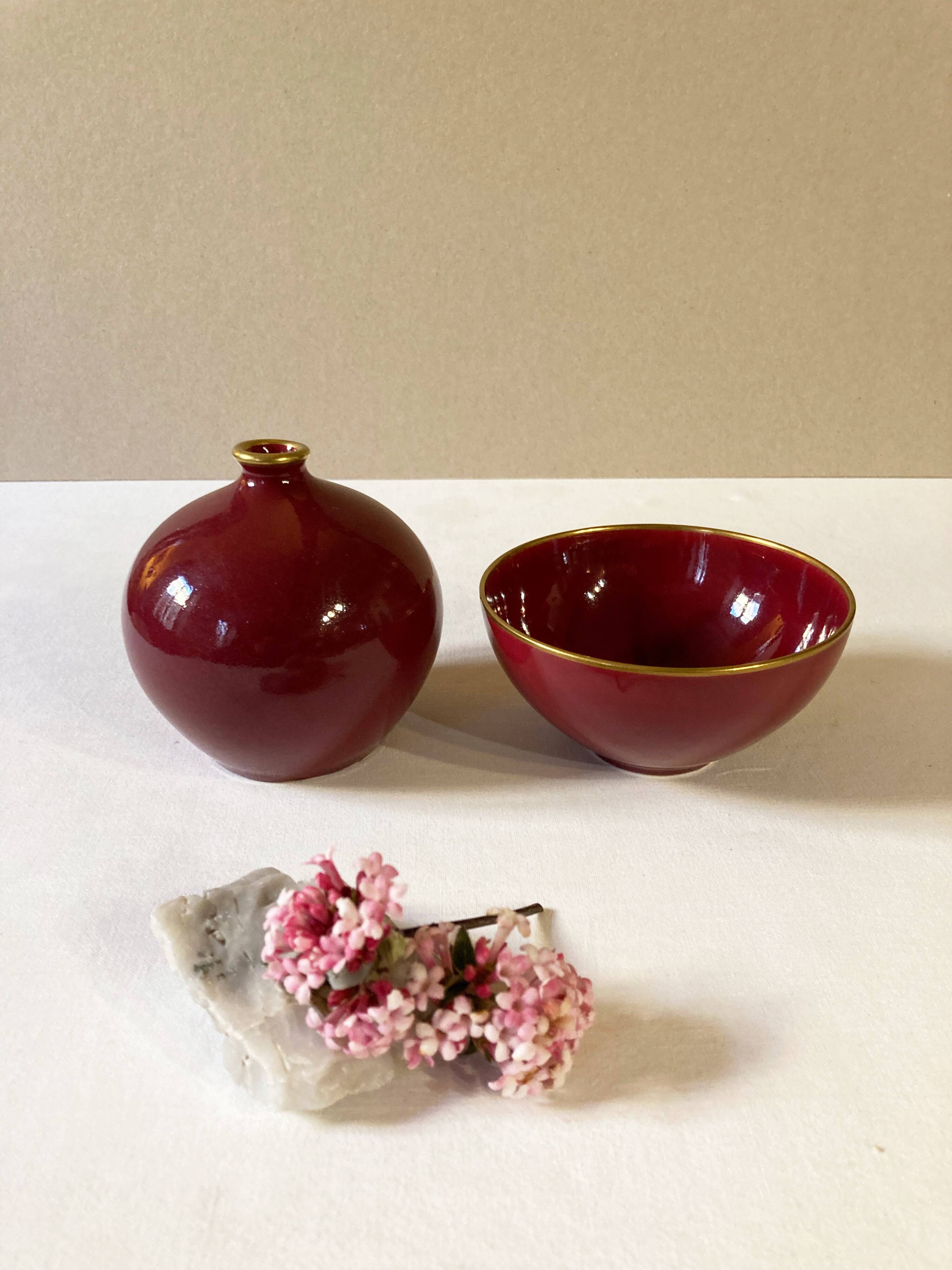 Raspberry-colored ceramic soliflore vase and bowl, enhanced with gilding, Arabia, Finland