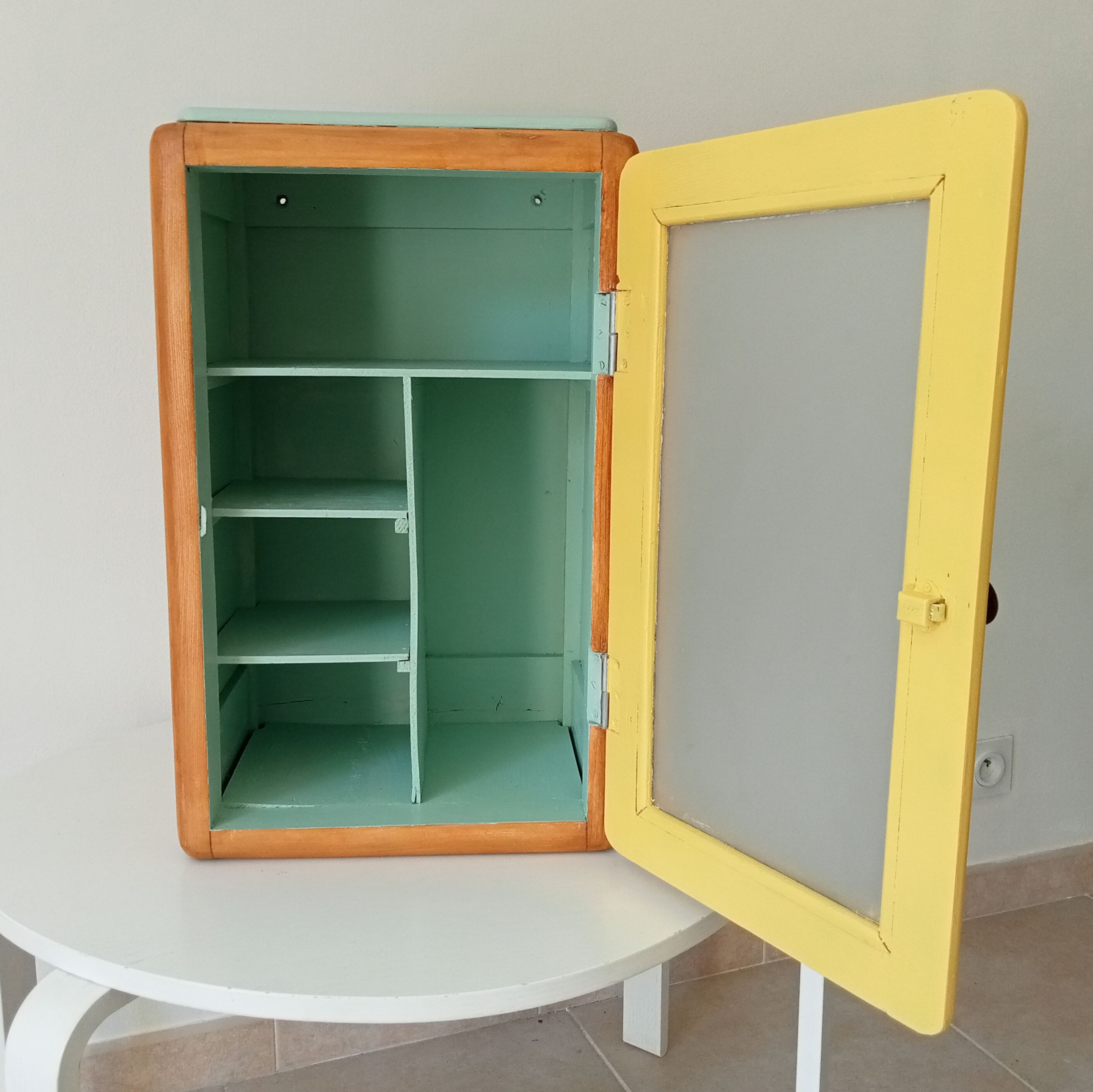 Vintage medicine cabinet 50s