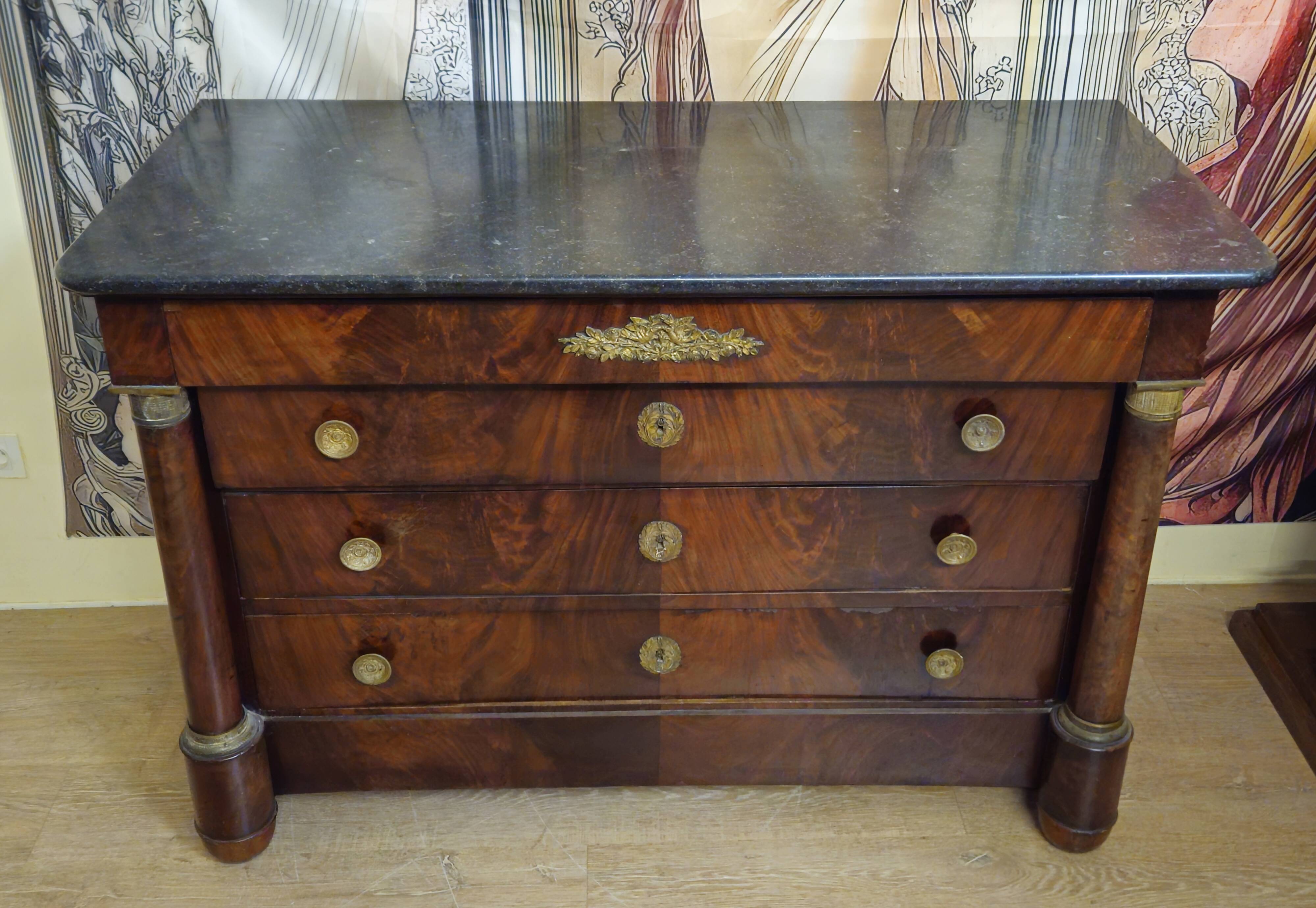 Empire period commode in flame mahogany – detached columns –