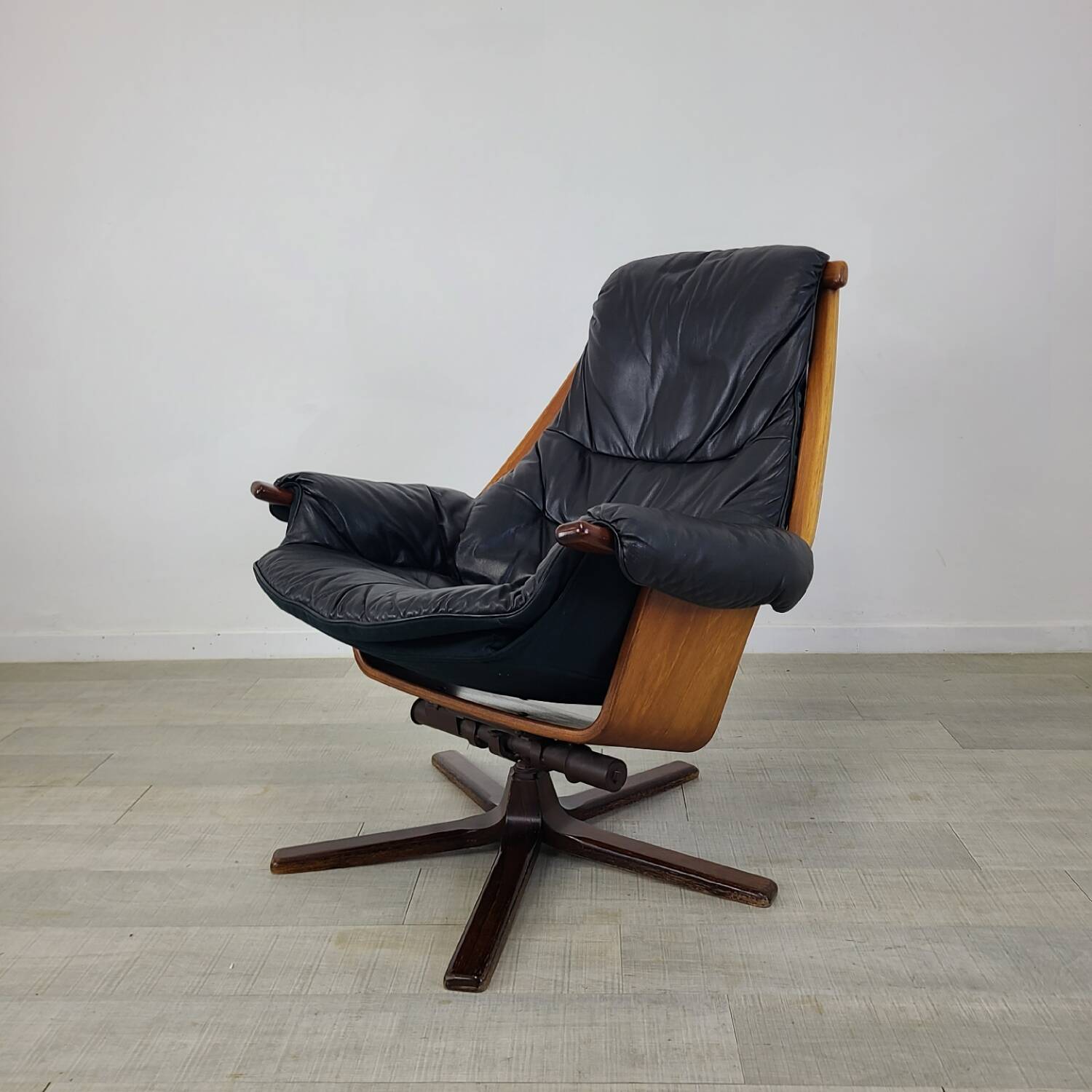 Fauteuil design scandinave cuir teck vintage Gote Mobler