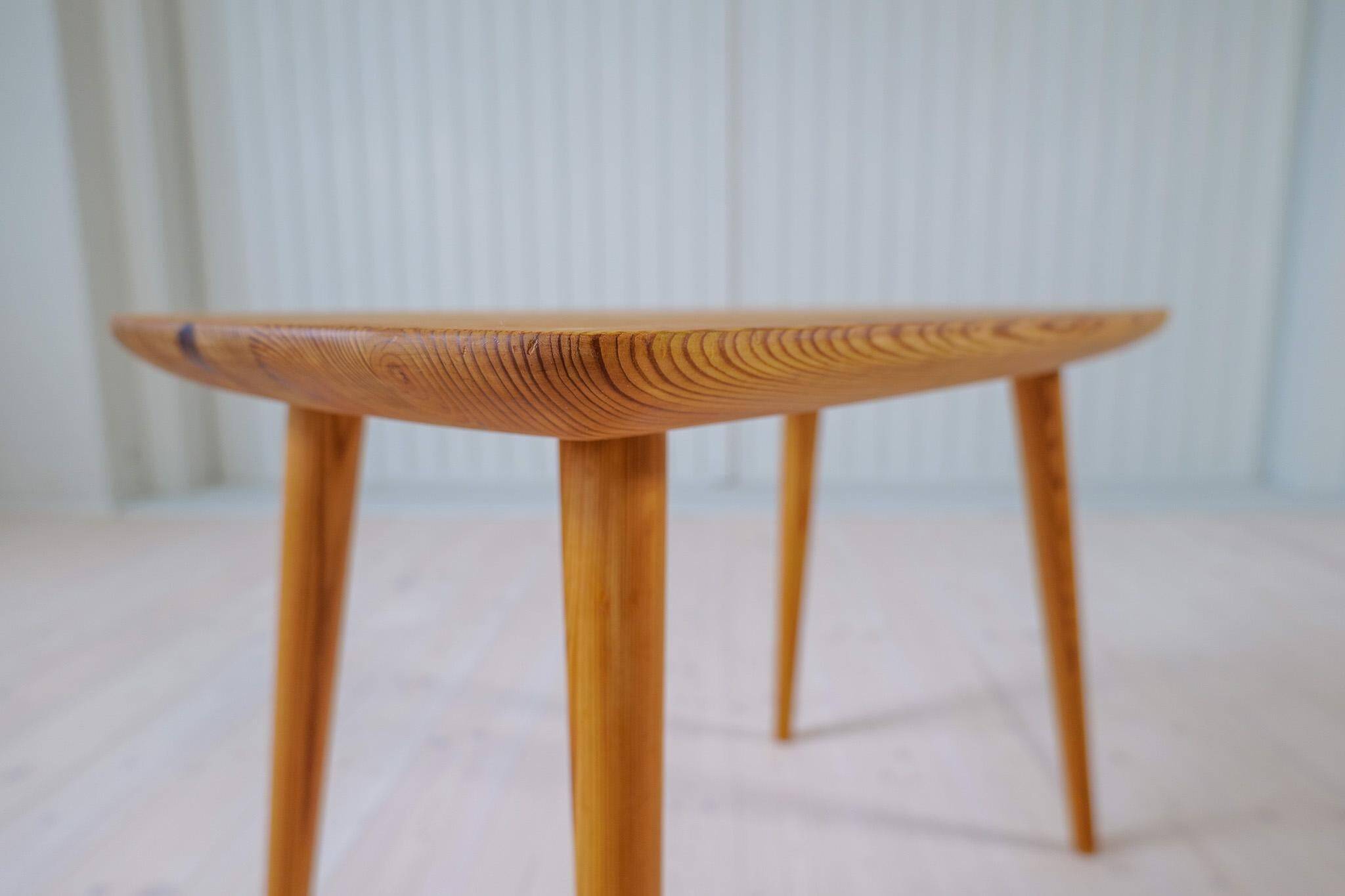 Table basse moderne du milieu du siècle en pin Suède 1940s