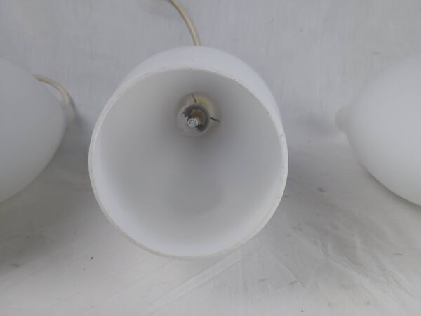Ensemble de trois suspensions en verre opalin blanc Holmegaard