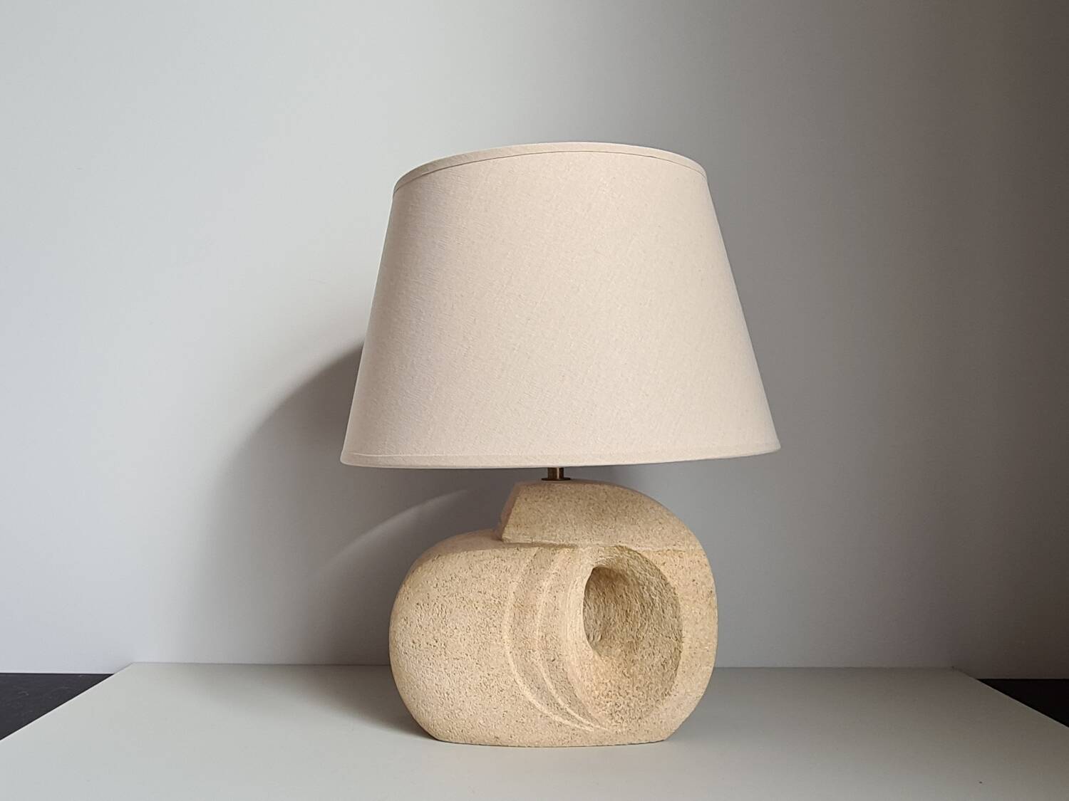 Albert Tormos style sculpture lamp in white stone / 60s / art / artisanal work / Mid-Century / France / 20th century
