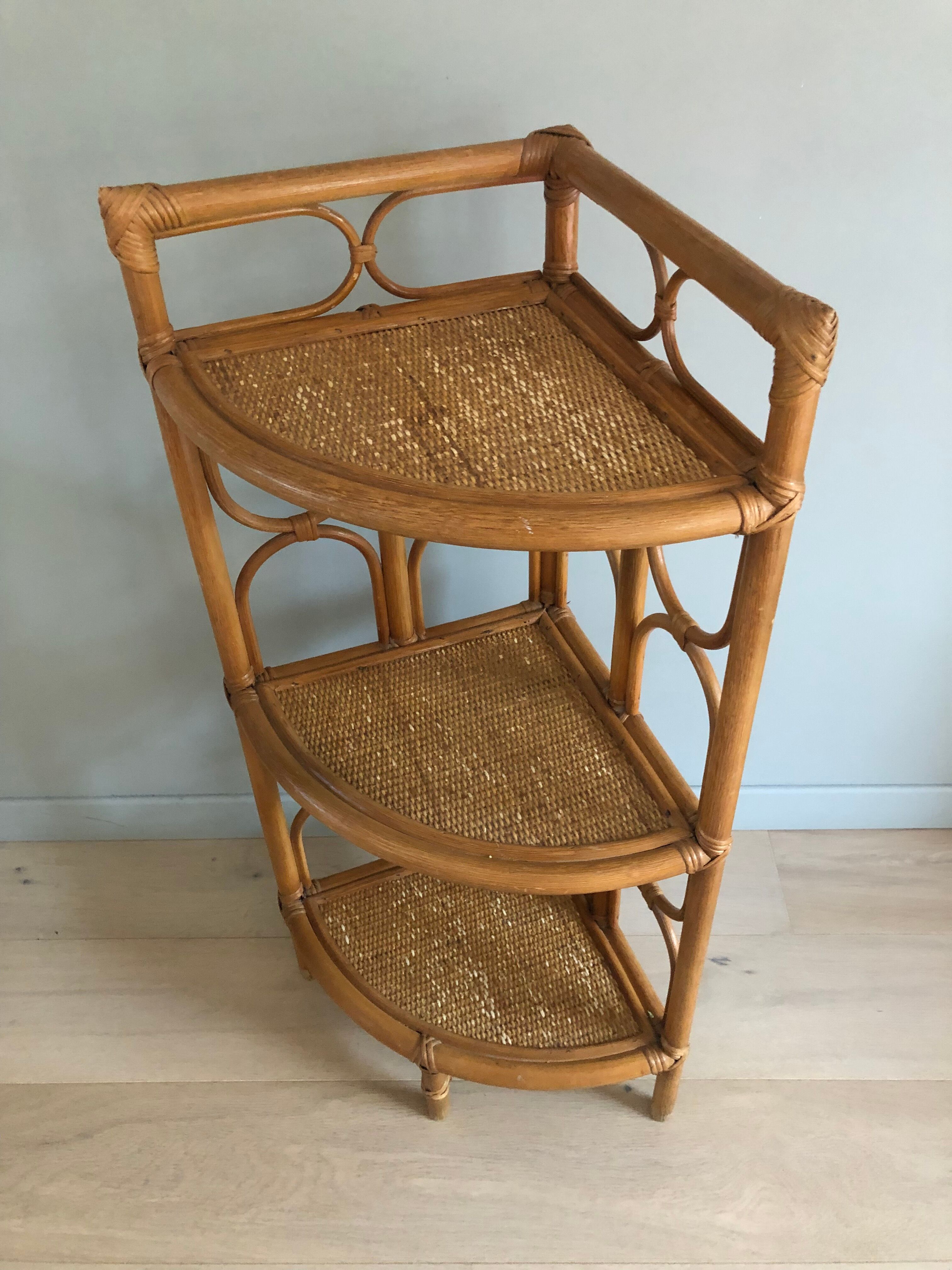 Etagère d'angle vintage en rotin