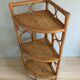 Etagère d'angle vintage en rotin