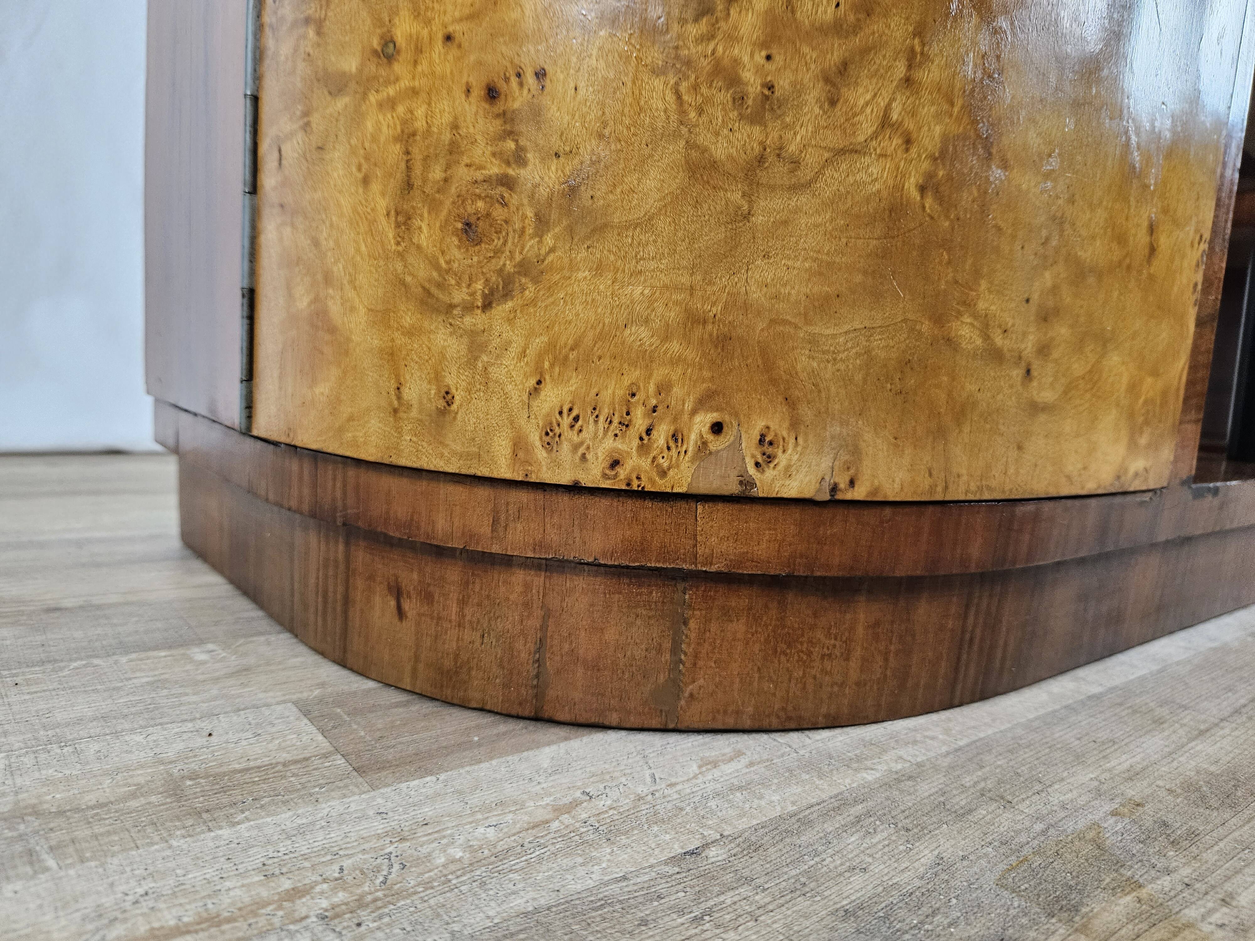 Pair of Art Decò bedside tables in walnut and thuja