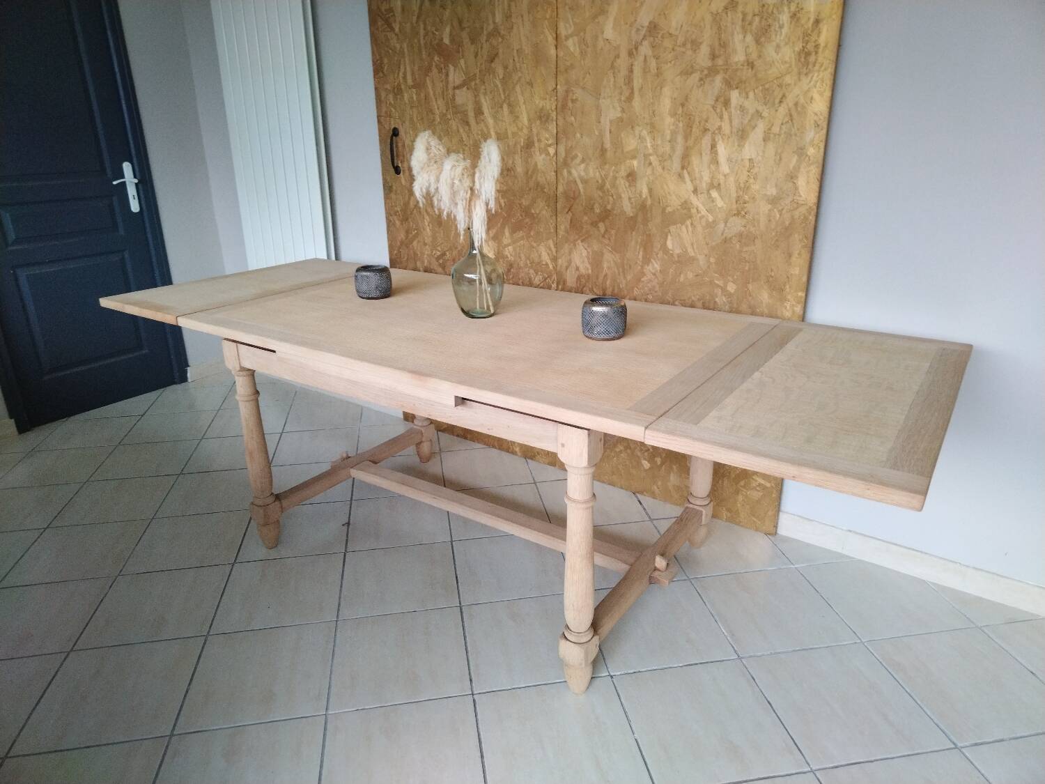 Extendable table in renovated solid oak