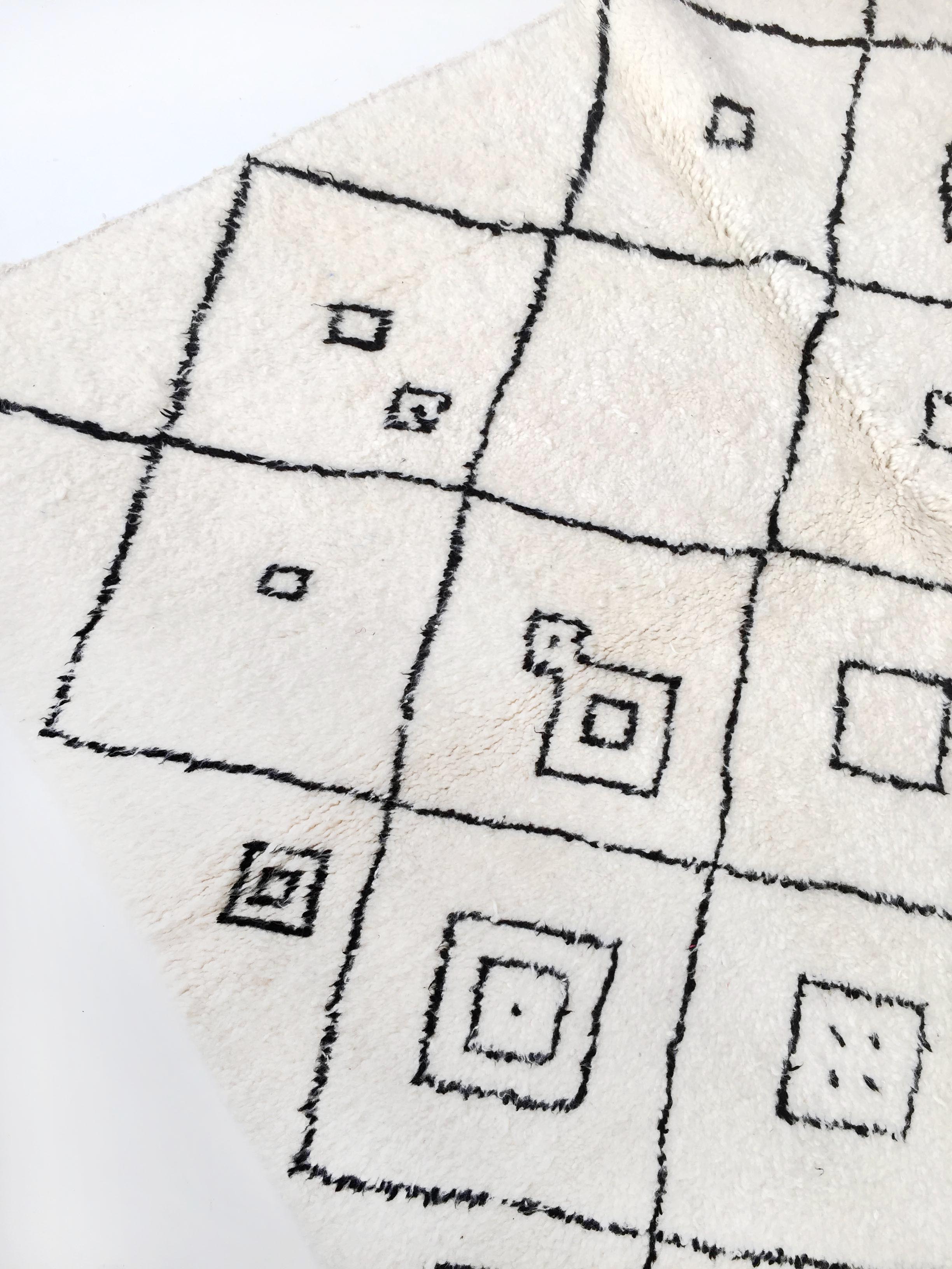 Berber carpet Beni Ouarain with black diamonds 296x187cm