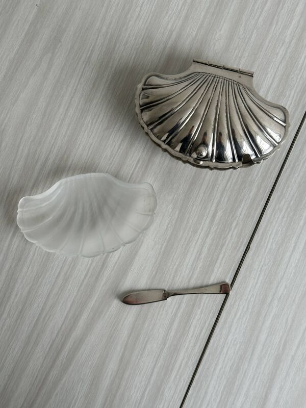 Beurrier ancien en métal argenté forme coquillage