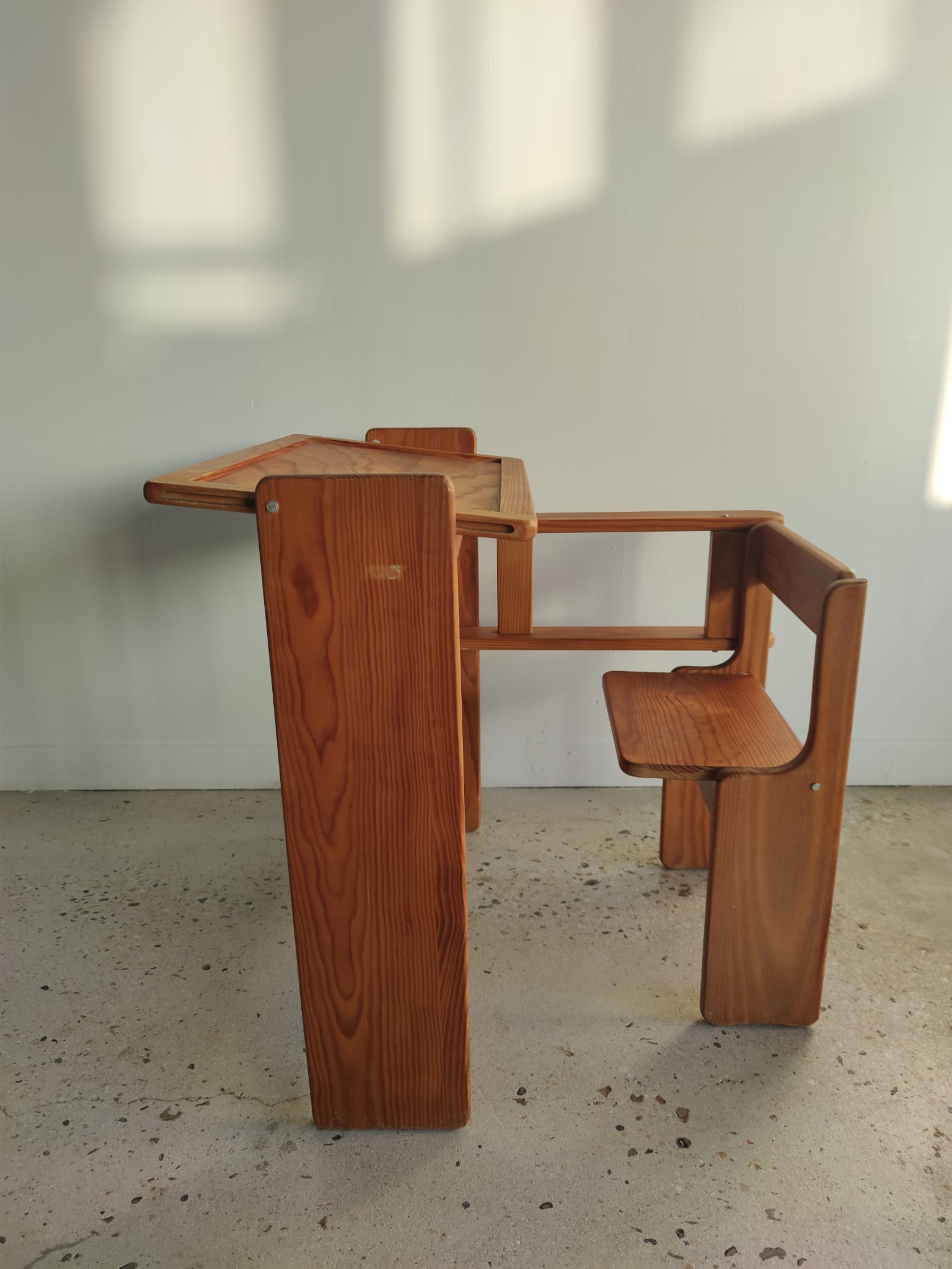 Foldable pine children's desk
